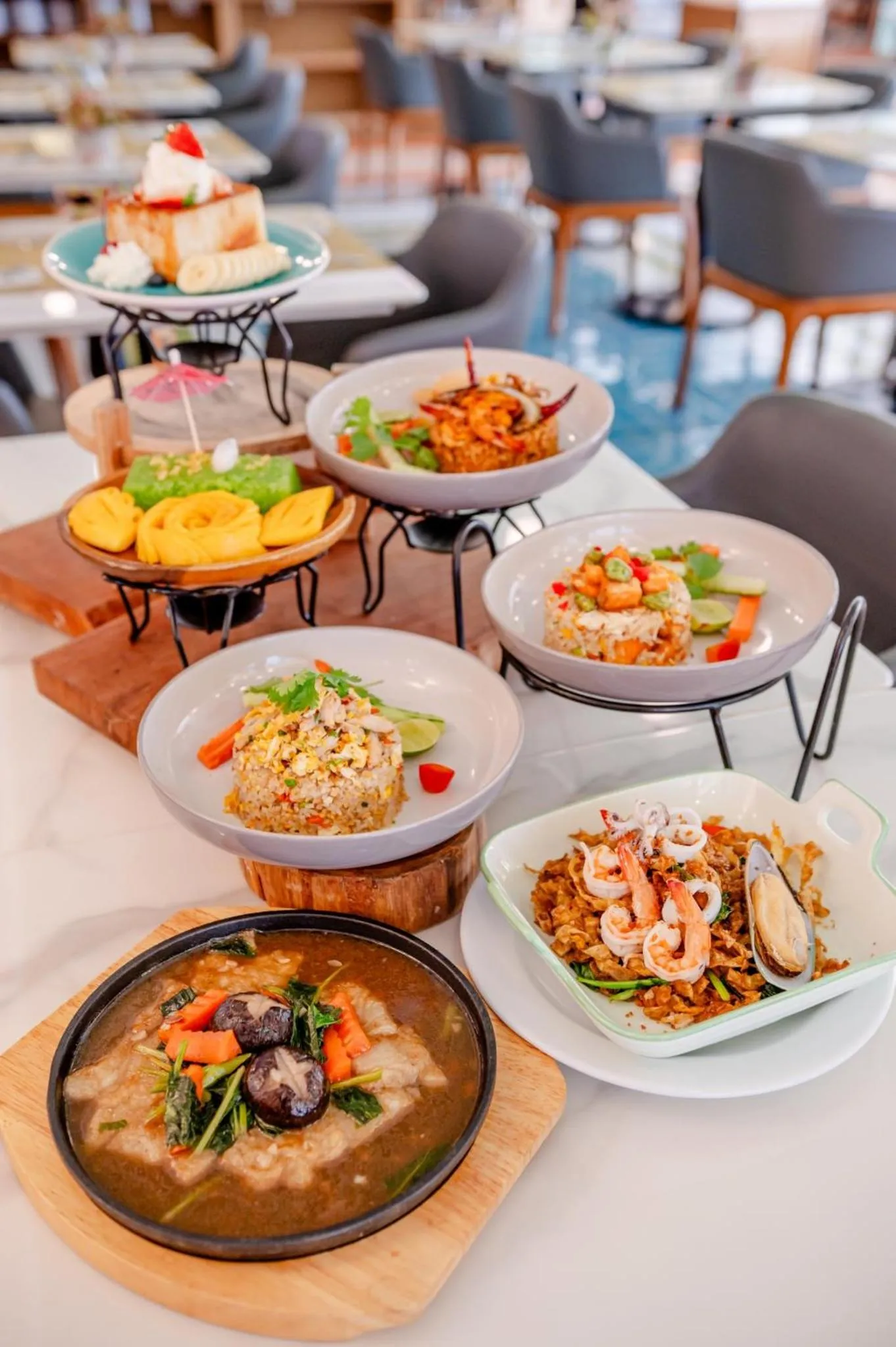 Restaurant/places to eat in Oakwood Hotel & Residence Bangkok