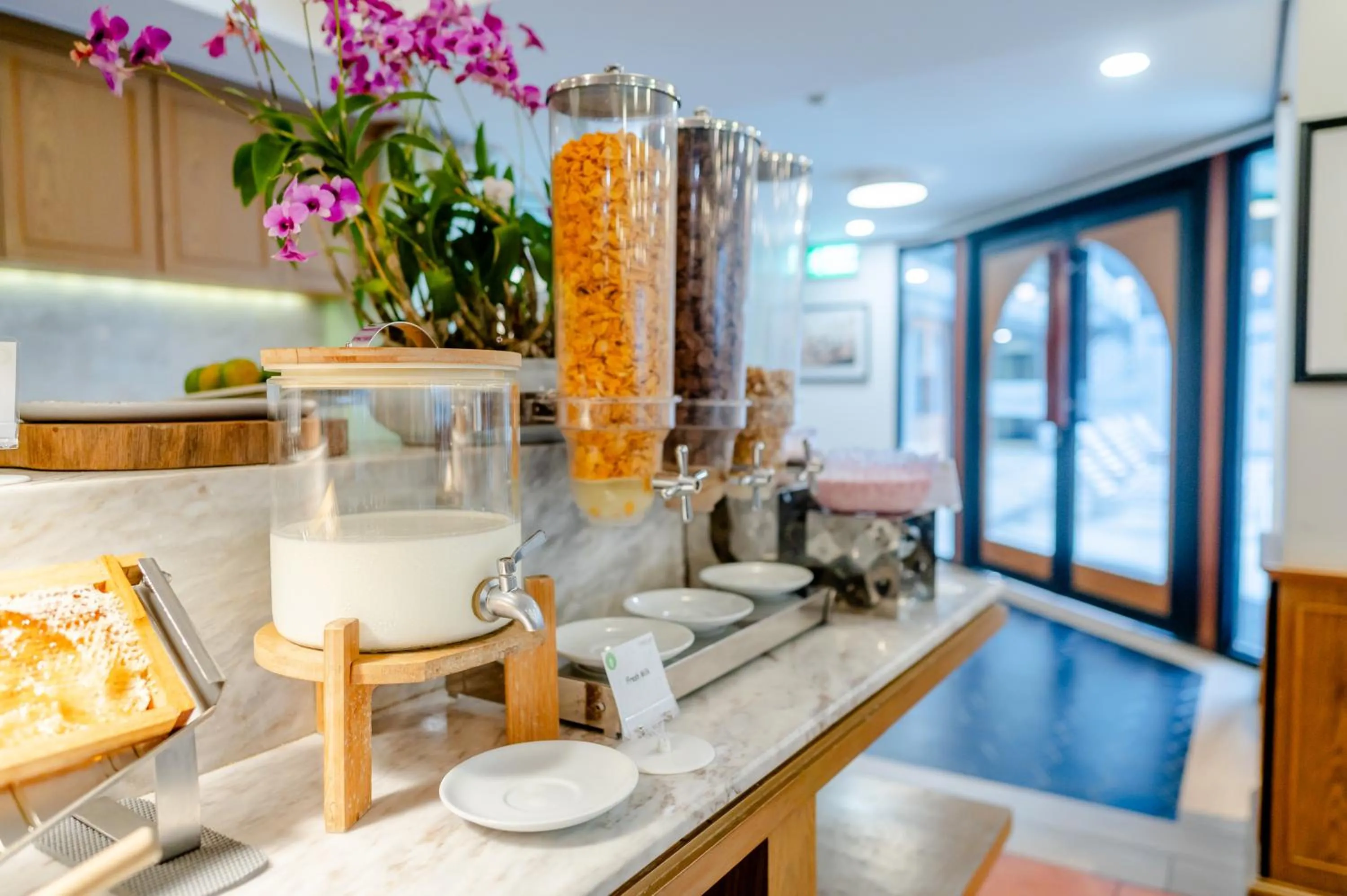 Restaurant/places to eat in Oakwood Hotel & Residence Bangkok