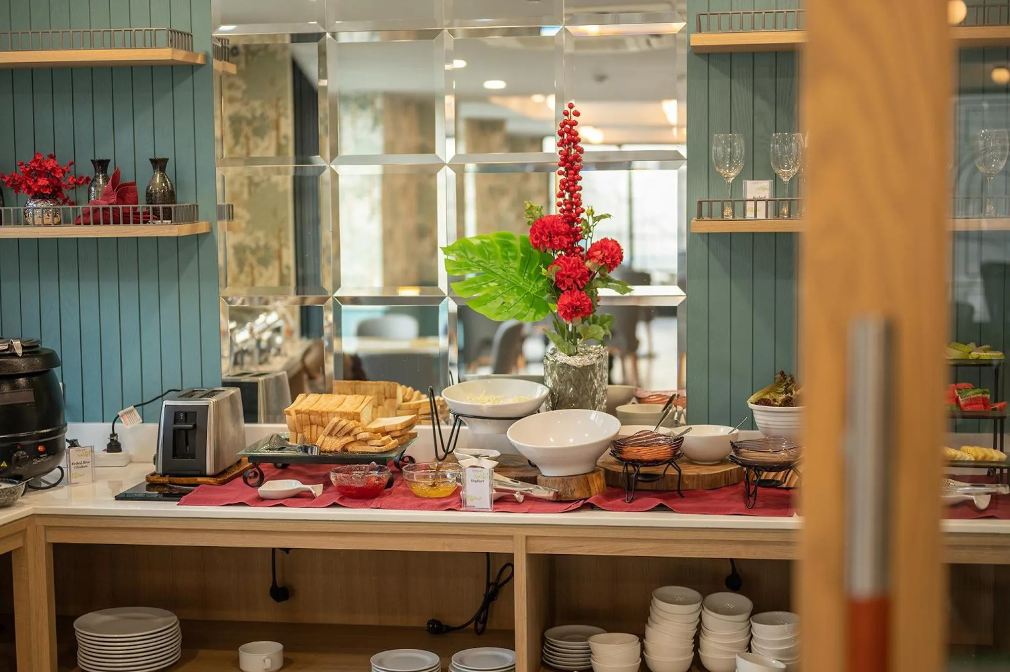 Restaurant/places to eat in Oakwood Hotel & Residence Bangkok