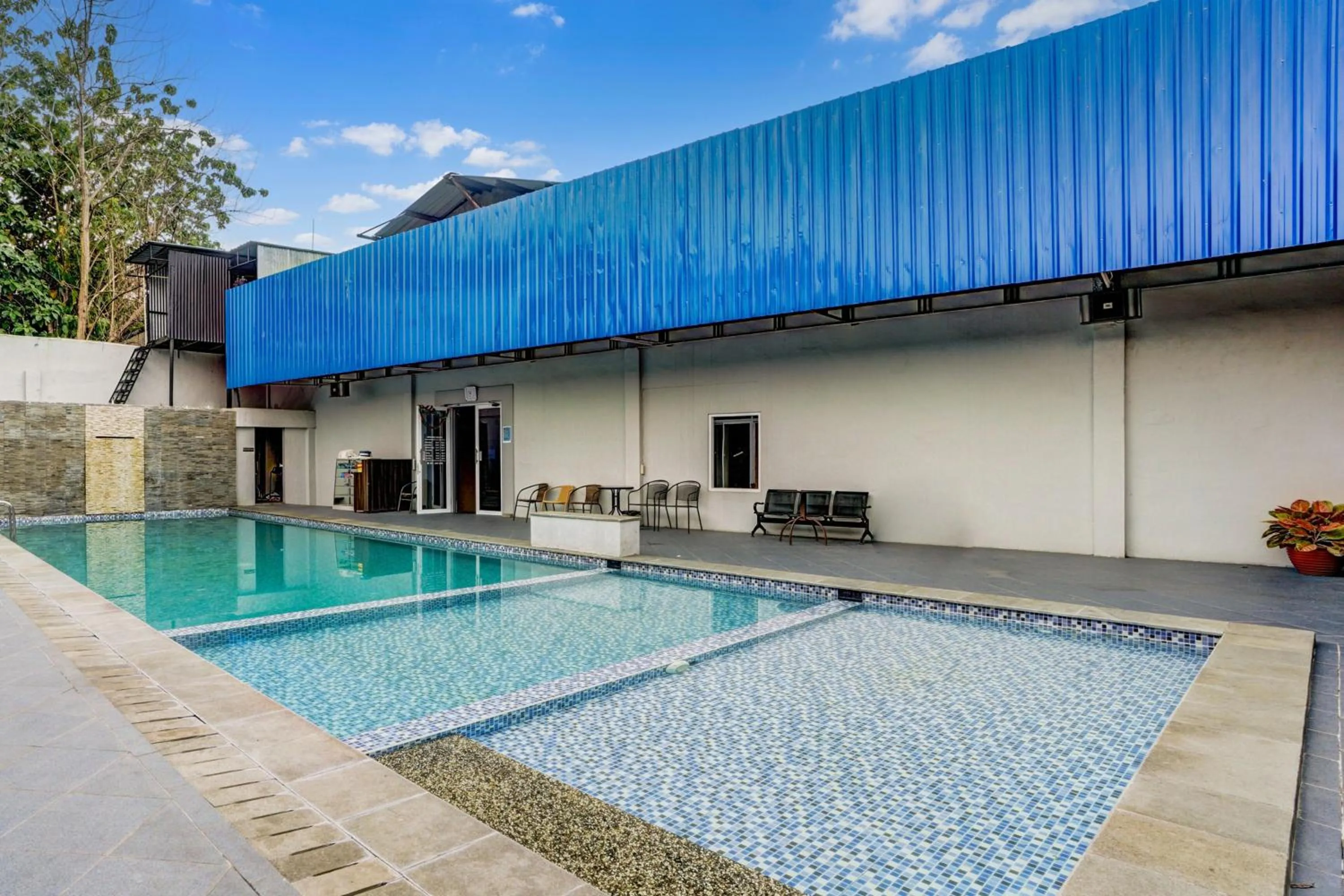 Swimming pool in Hotel O Siwalankerto Near Surabaya Carnival