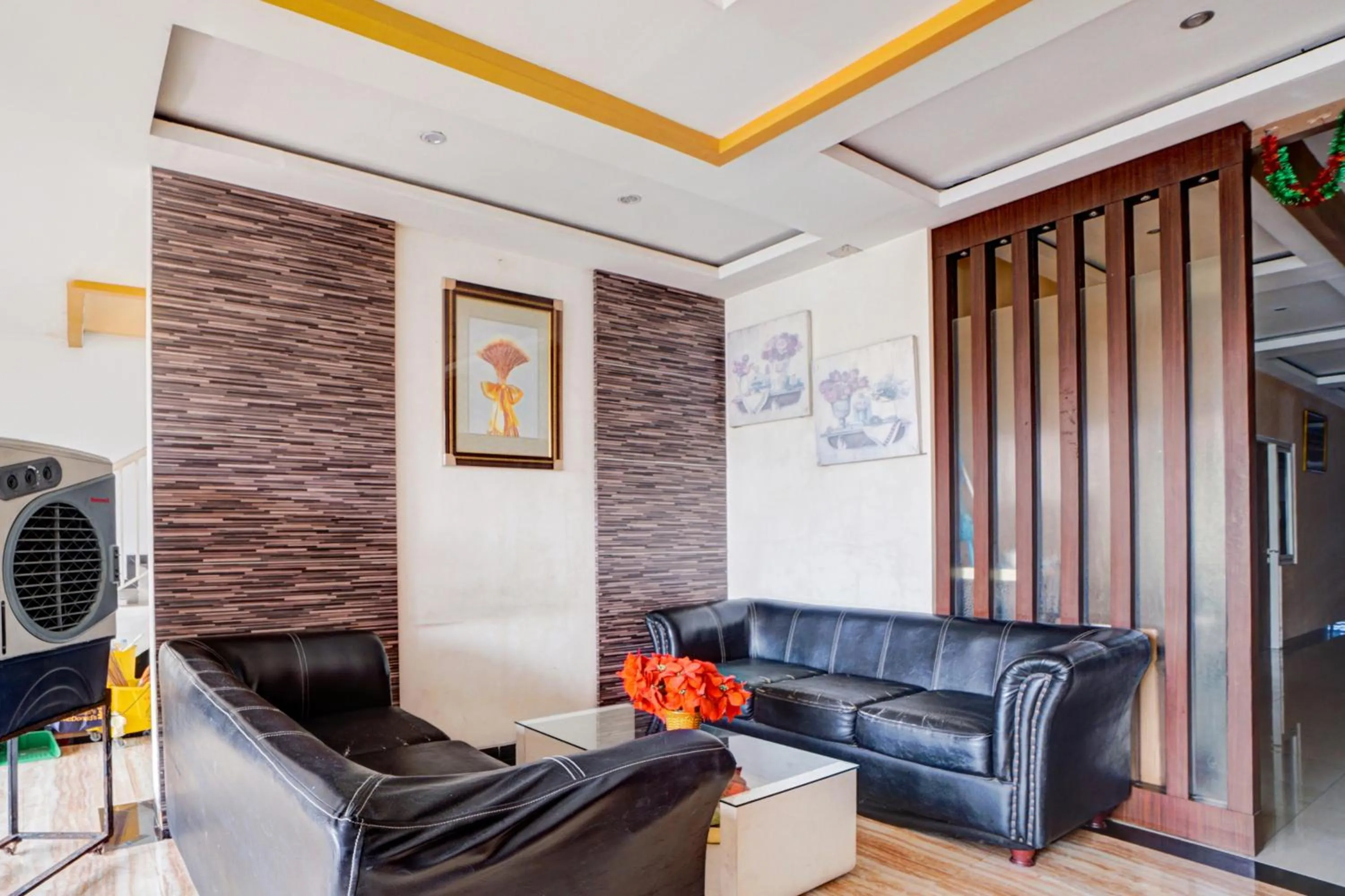 Seating area in Hotel O Siwalankerto Near Surabaya Carnival