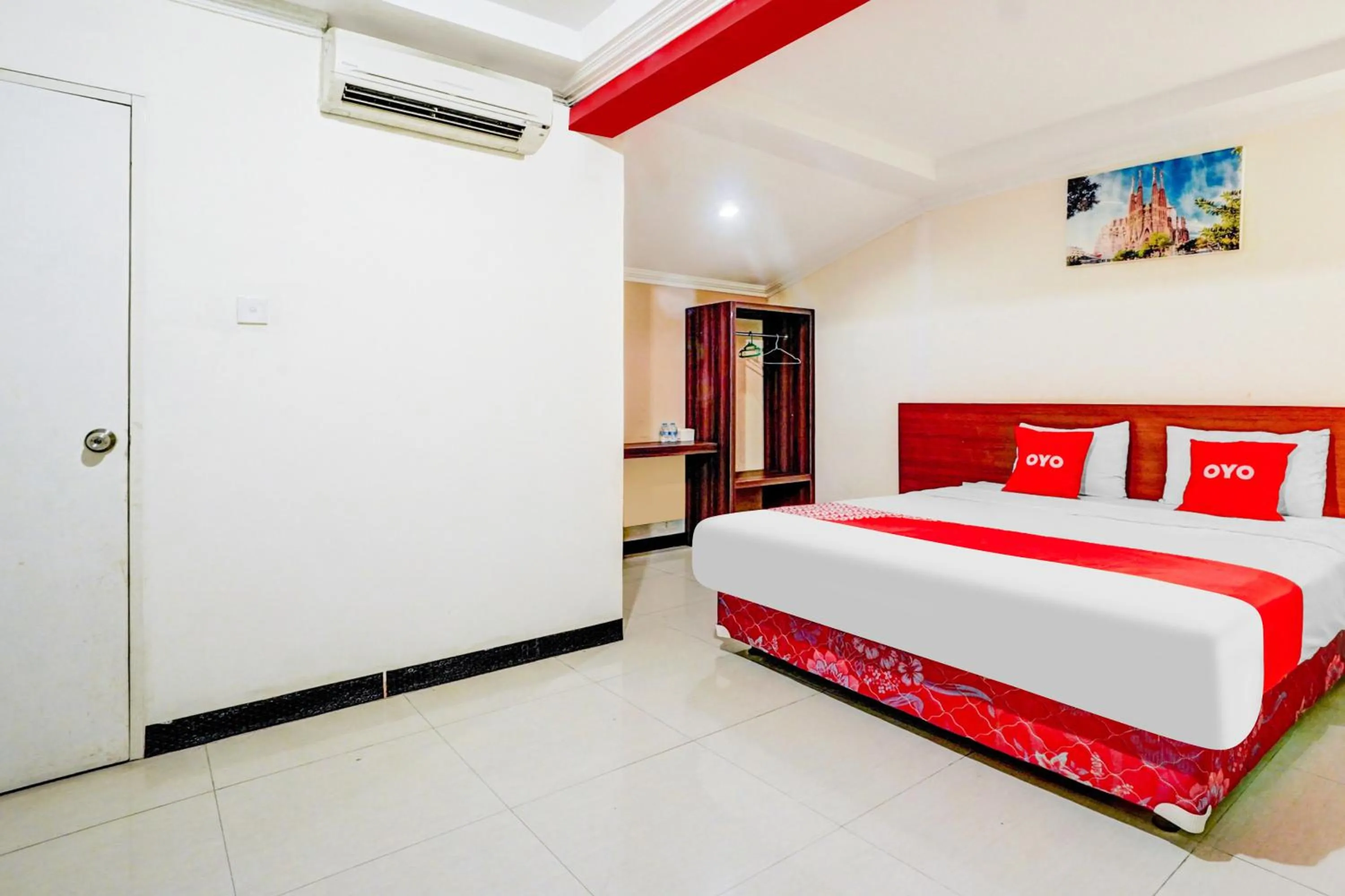 Bedroom, Bed in Hotel O Siwalankerto Near Surabaya Carnival