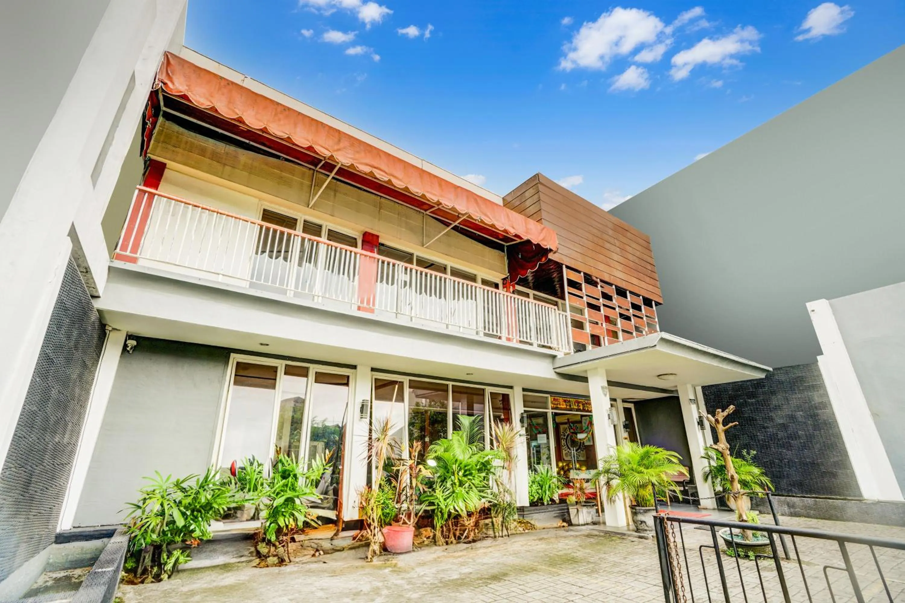 Facade/entrance in Hotel O Siwalankerto Near Surabaya Carnival