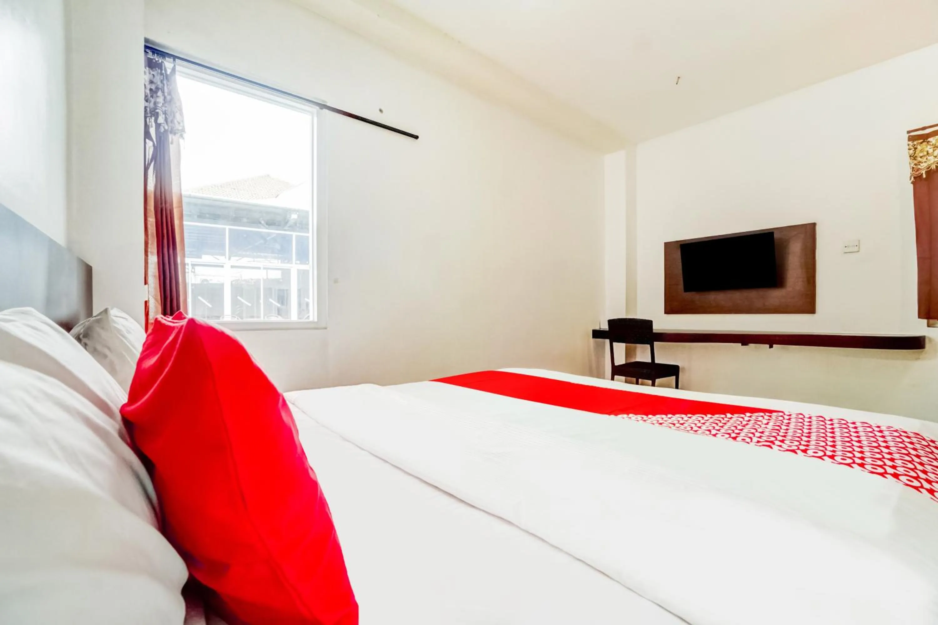 Bedroom, Bed in Hotel O Siwalankerto Near Surabaya Carnival