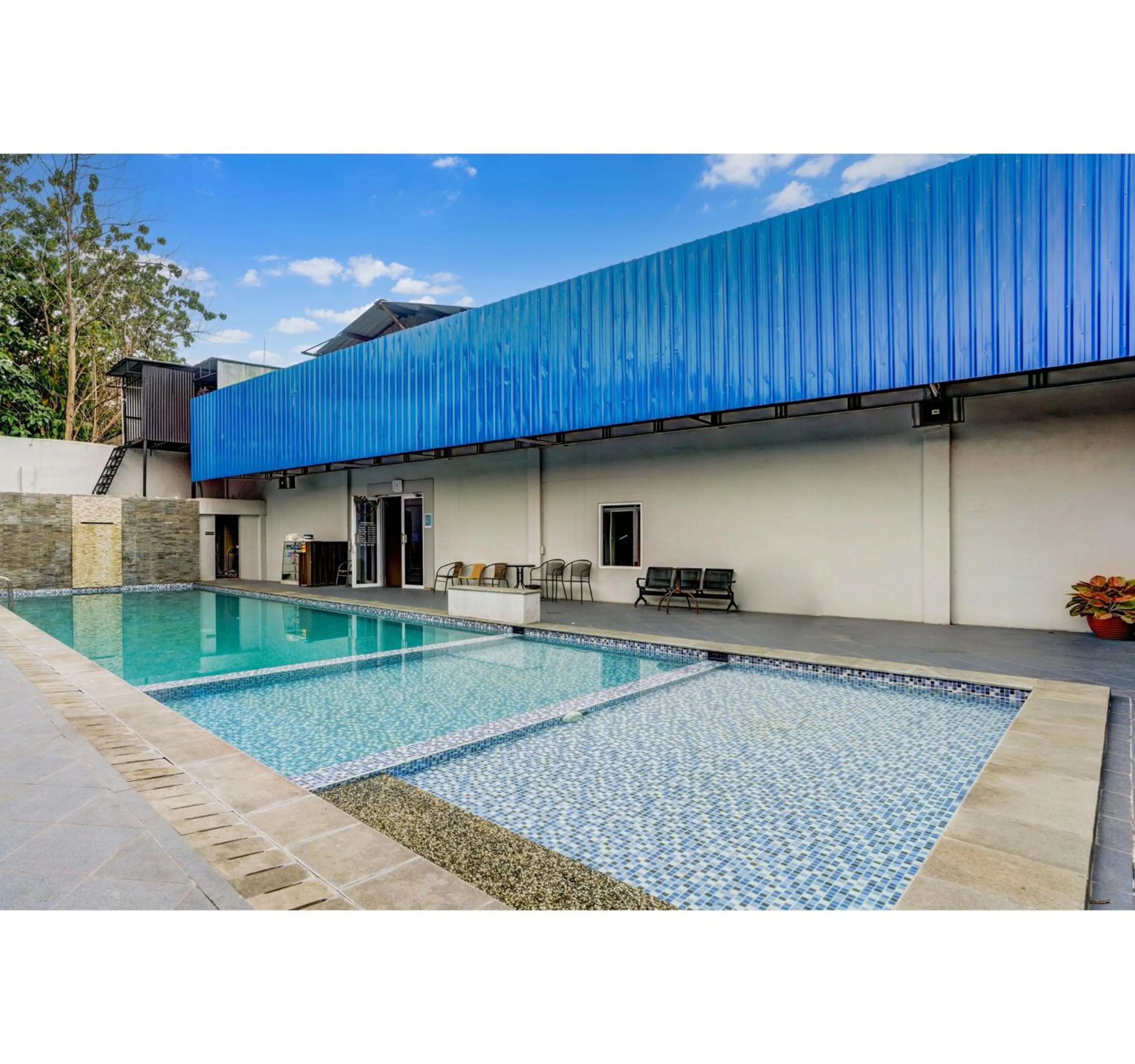 Swimming pool in Hotel O Siwalankerto Near Surabaya Carnival