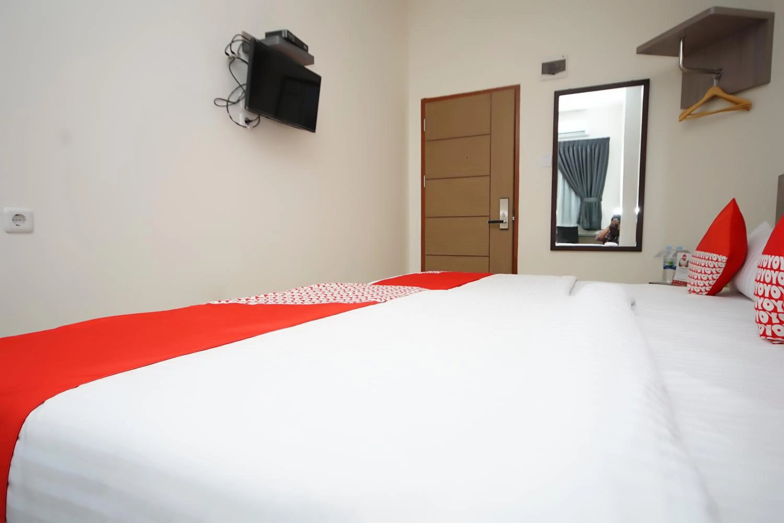 Bedroom, TV/Entertainment Center in OYO 251 The Maximus Inn Hotel