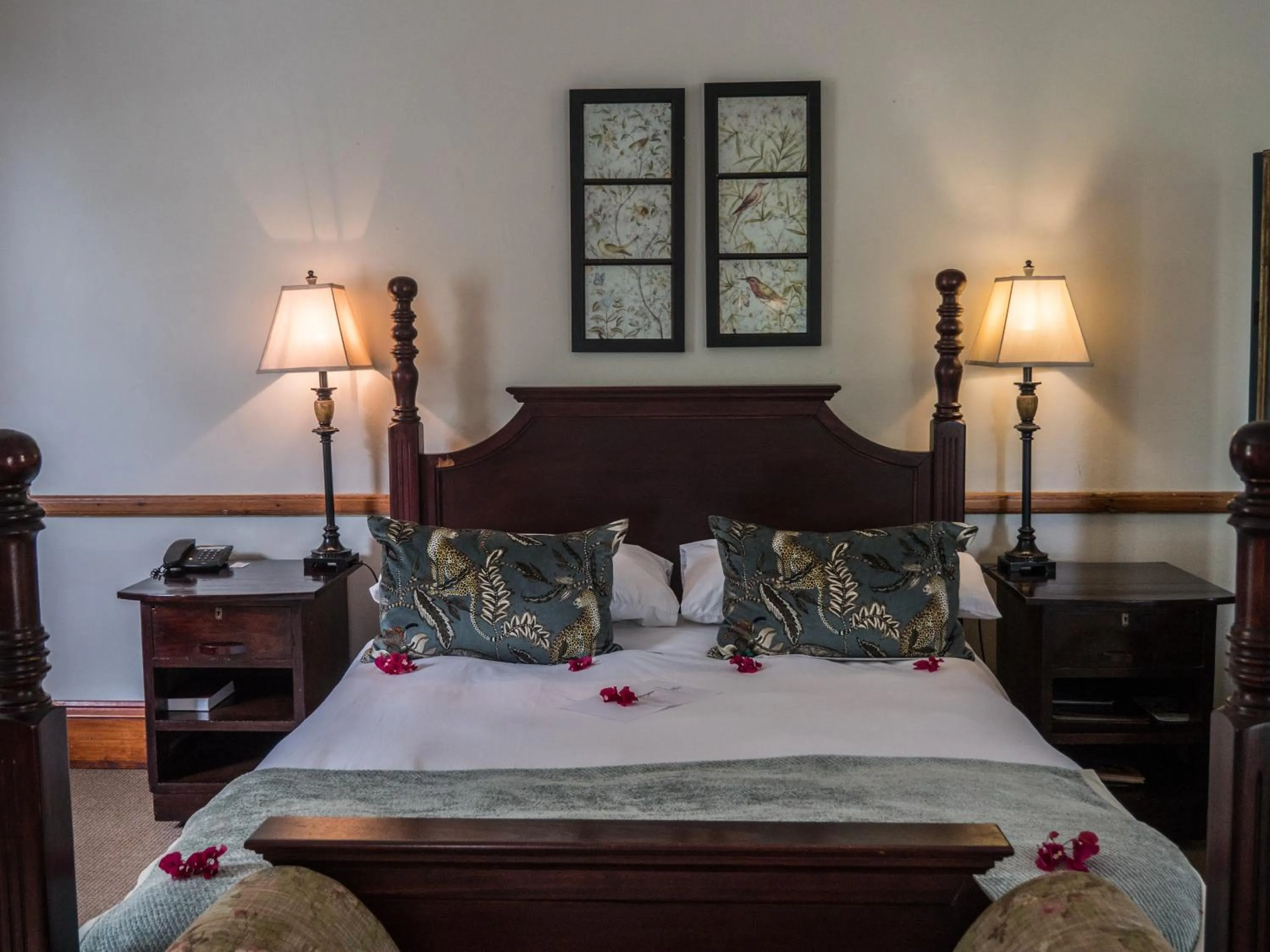 Bed in Leeuwenbosch Country House - Amakhala Game Reserve