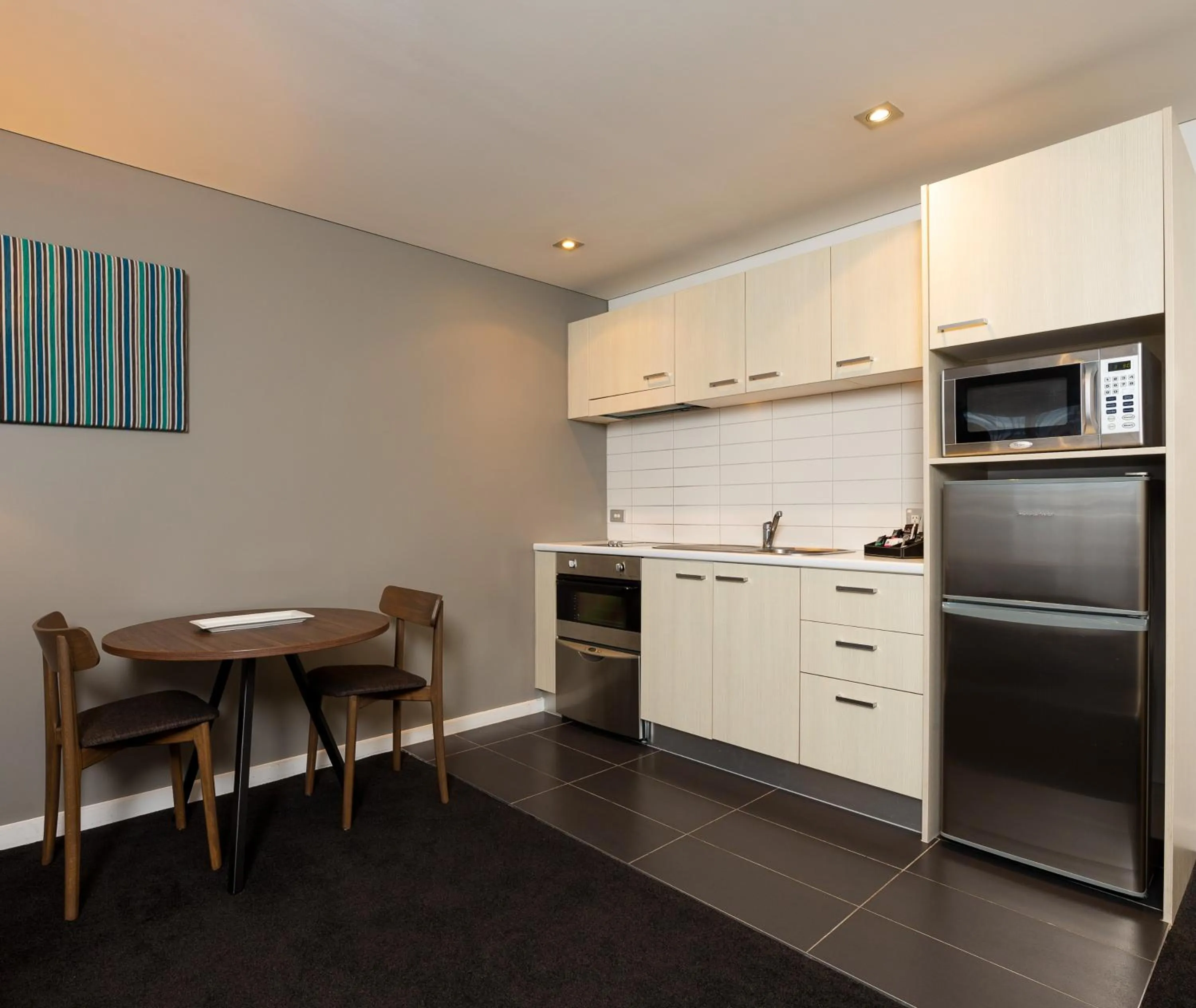 Kitchen or kitchenette in Oaks Auckland Hotel