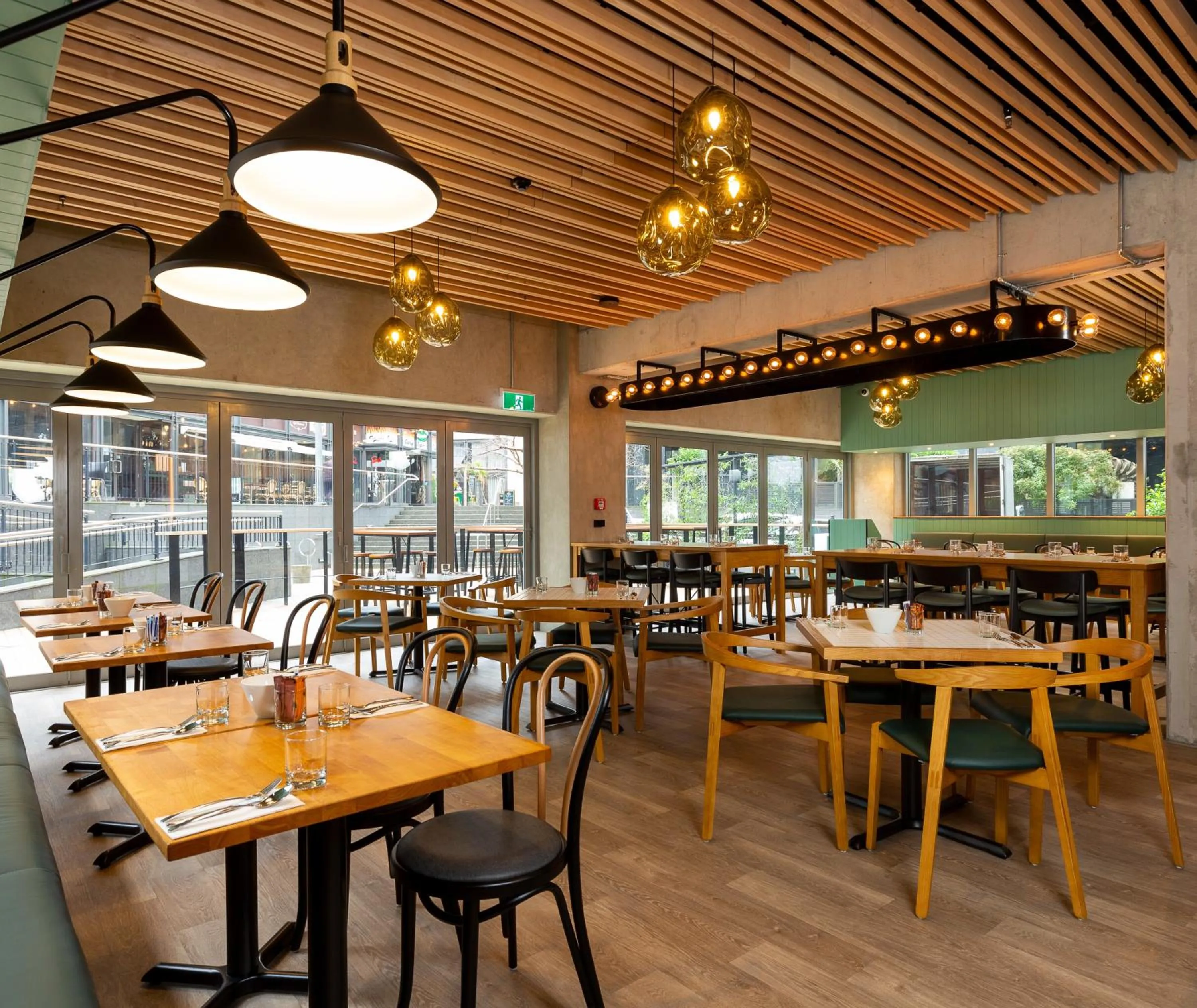 Restaurant/places to eat in Oaks Auckland Hotel