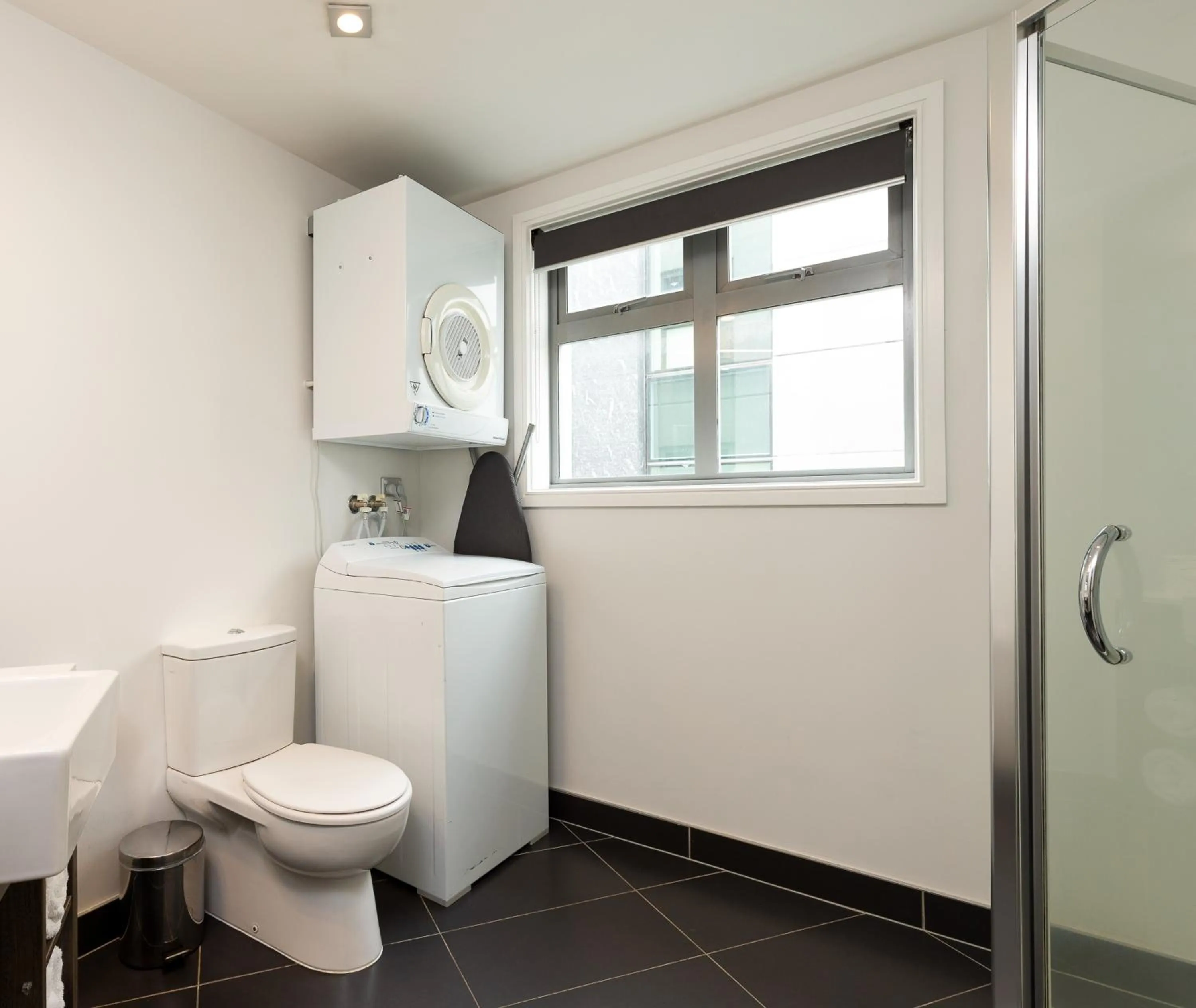 Toilet in Oaks Auckland Hotel