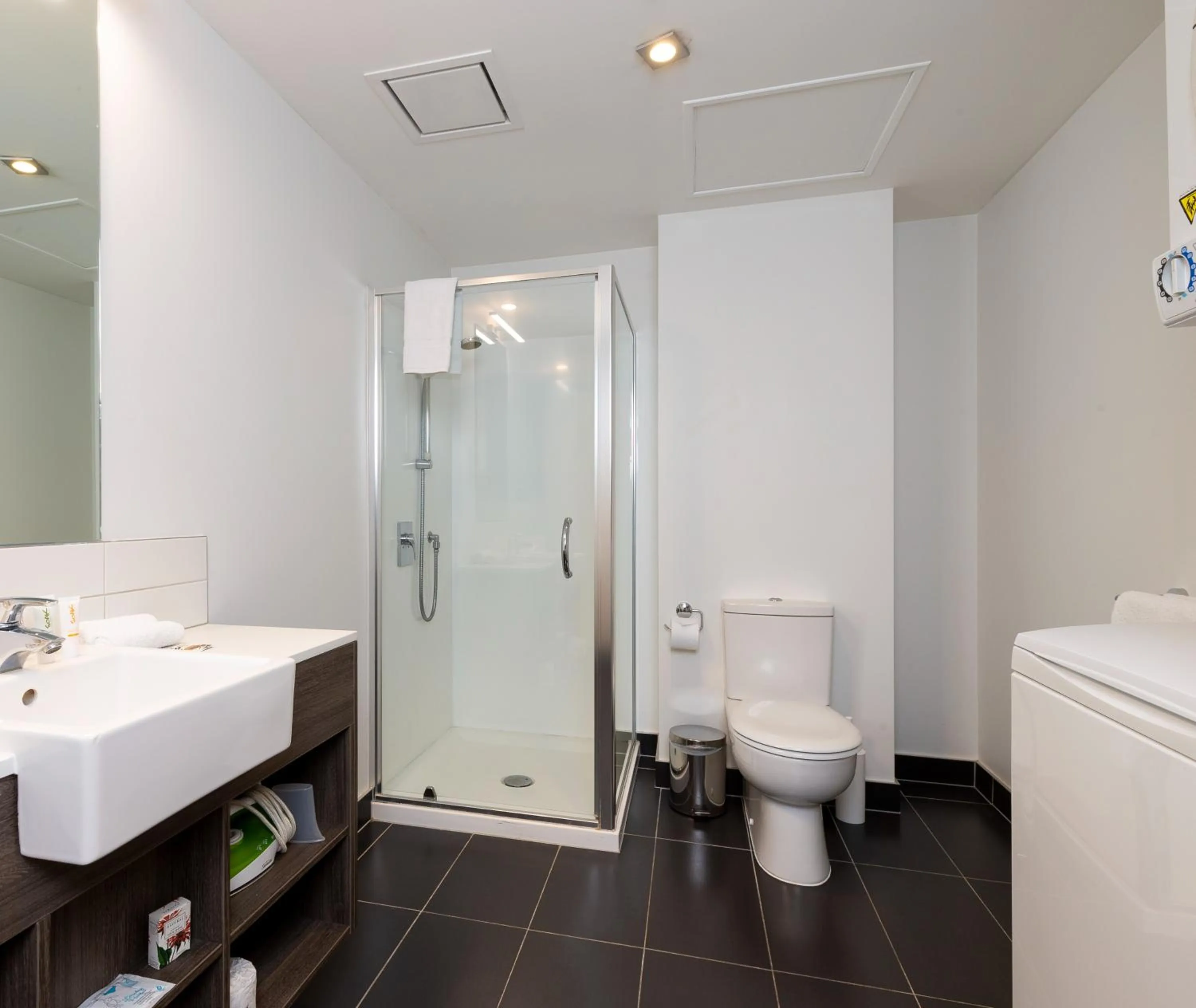 Toilet in Oaks Auckland Hotel