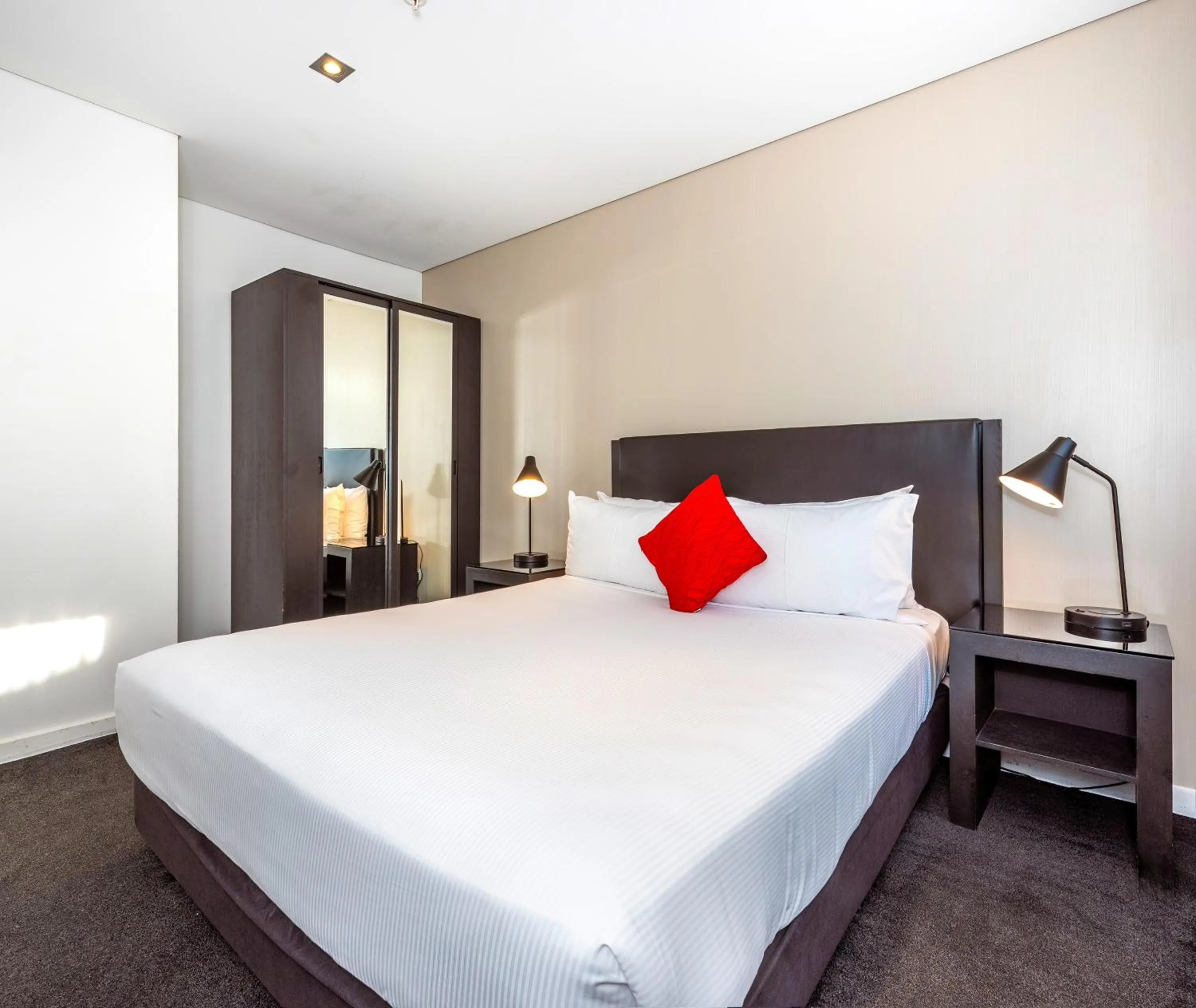 Bed in Oaks Auckland Hotel