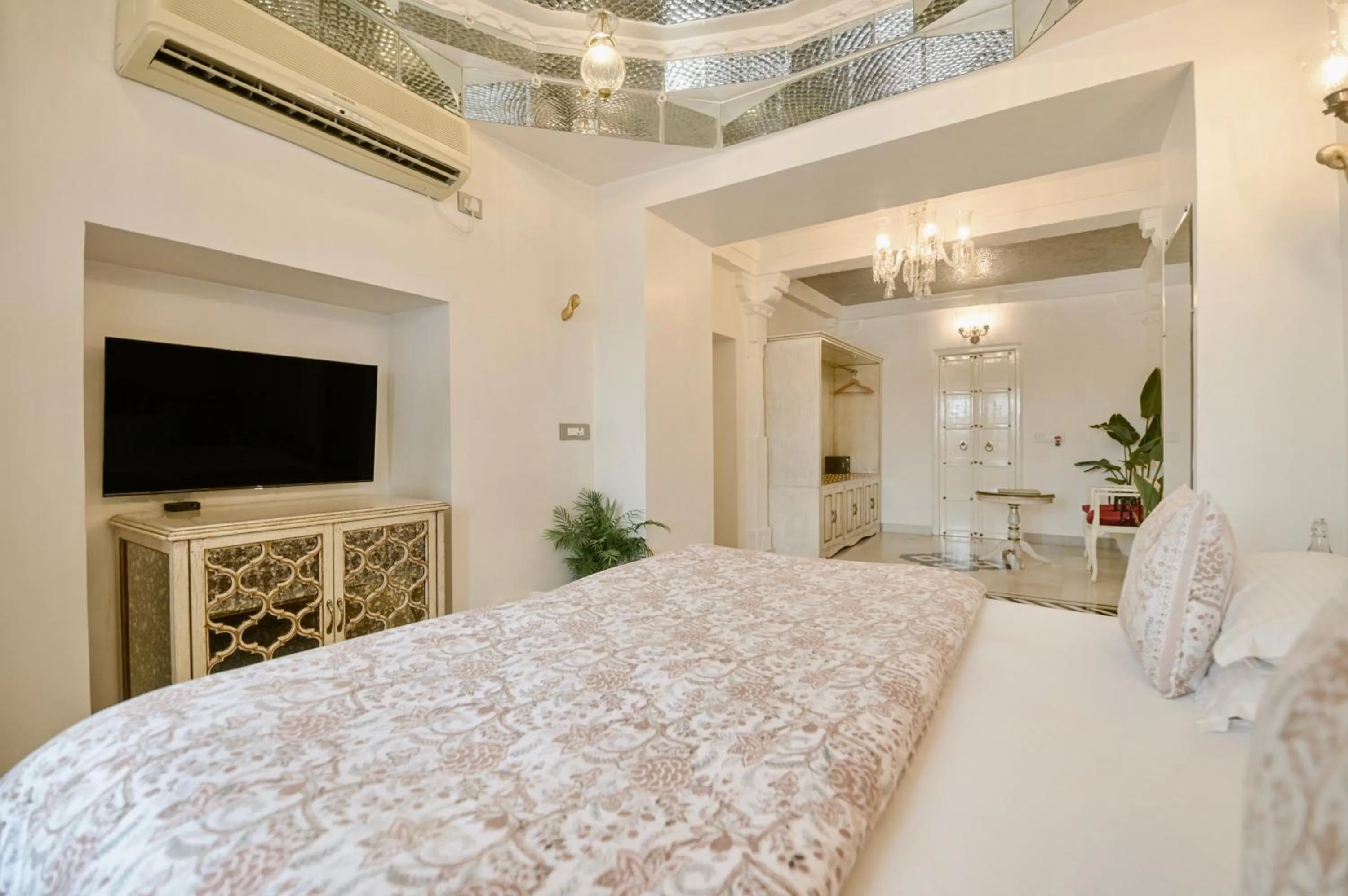 TV and multimedia, Bed in Jagat Niwas Palace