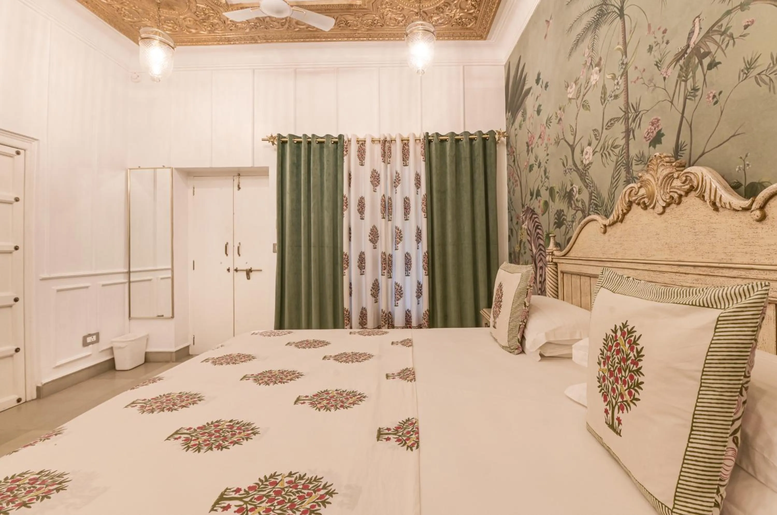 Bed in Jagat Niwas Palace