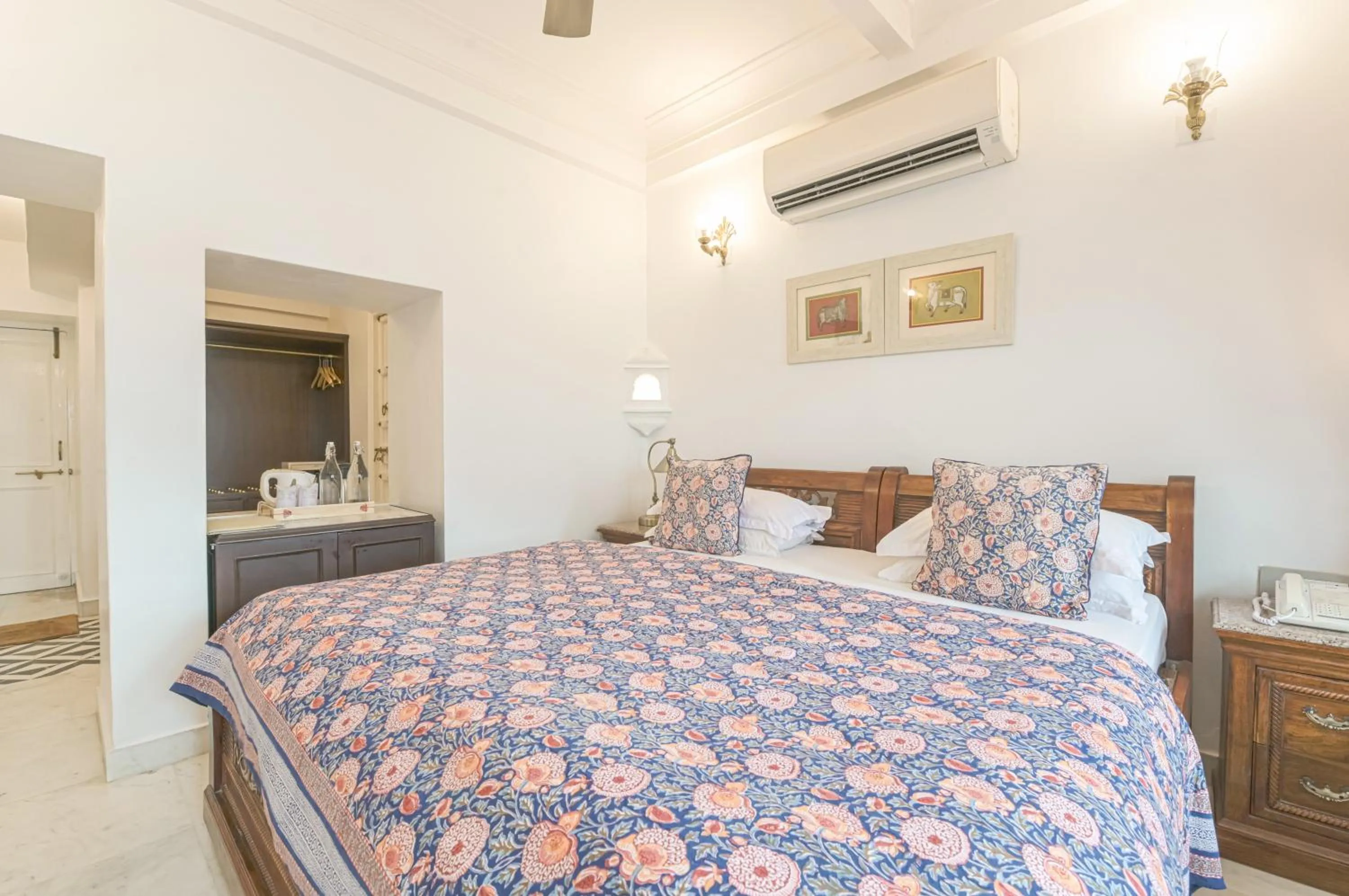 Bedroom, Bed in Jagat Niwas Palace