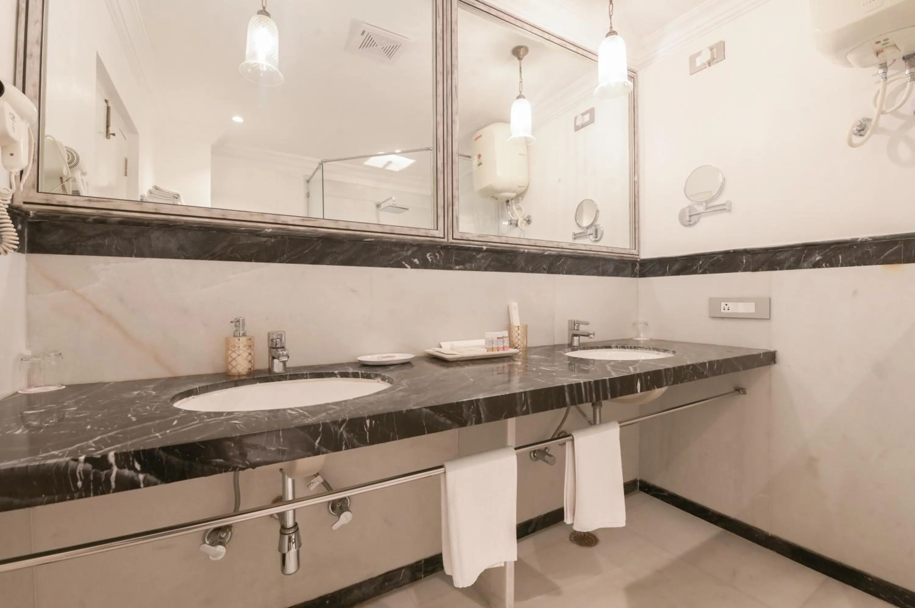 Bathroom in Jagat Niwas Palace