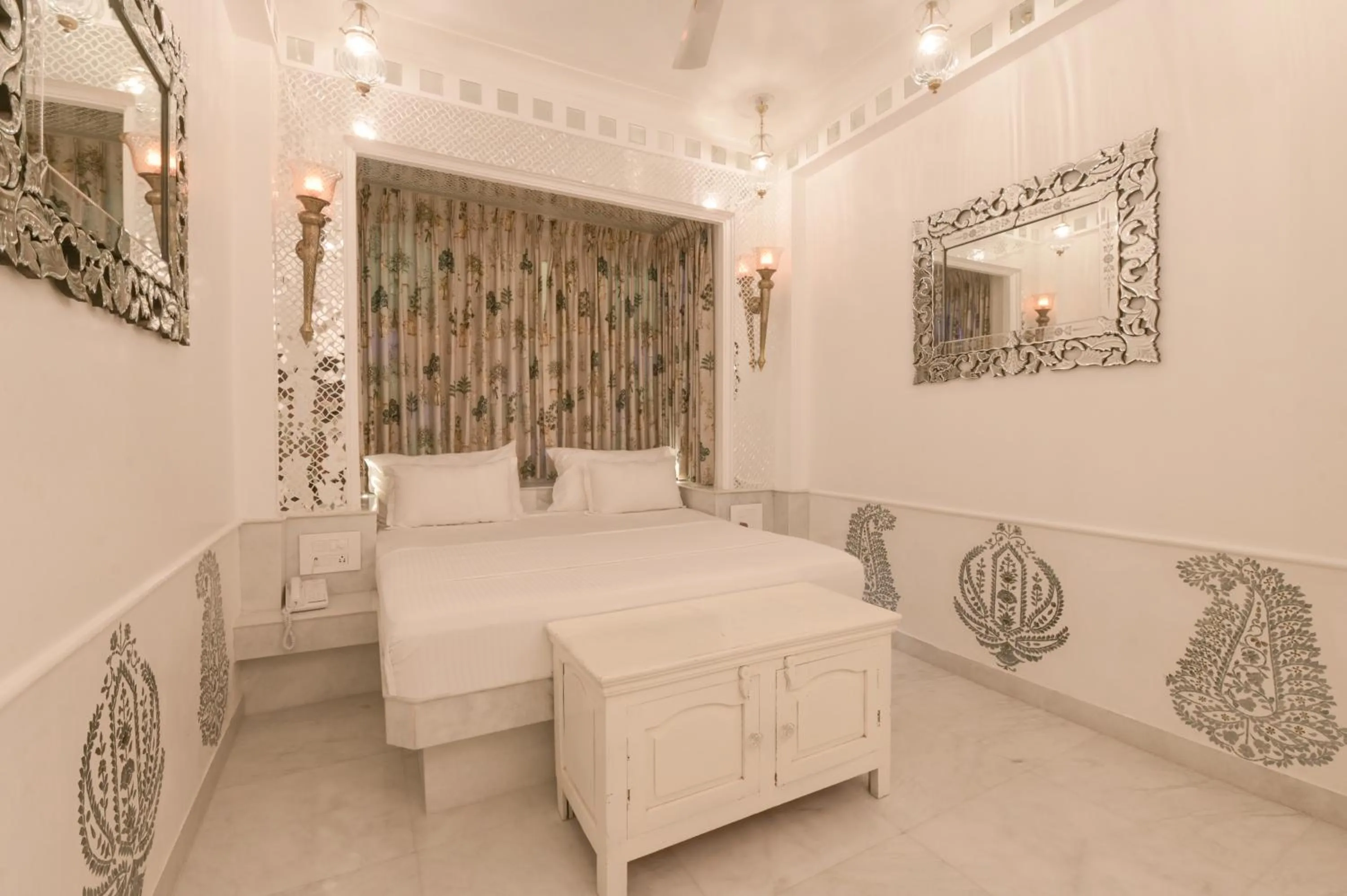 Bedroom, Bed in Jagat Niwas Palace