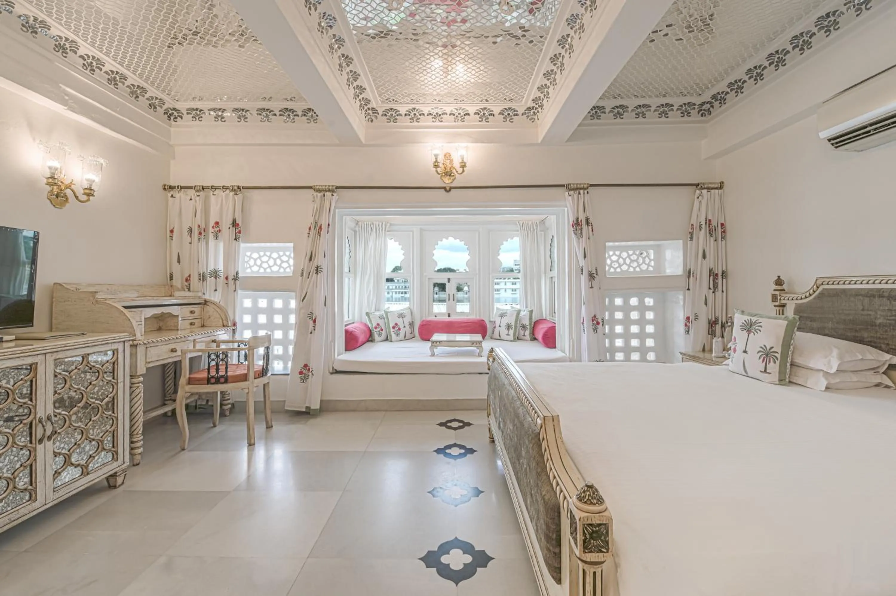 View (from property/room), Bed in Jagat Niwas Palace