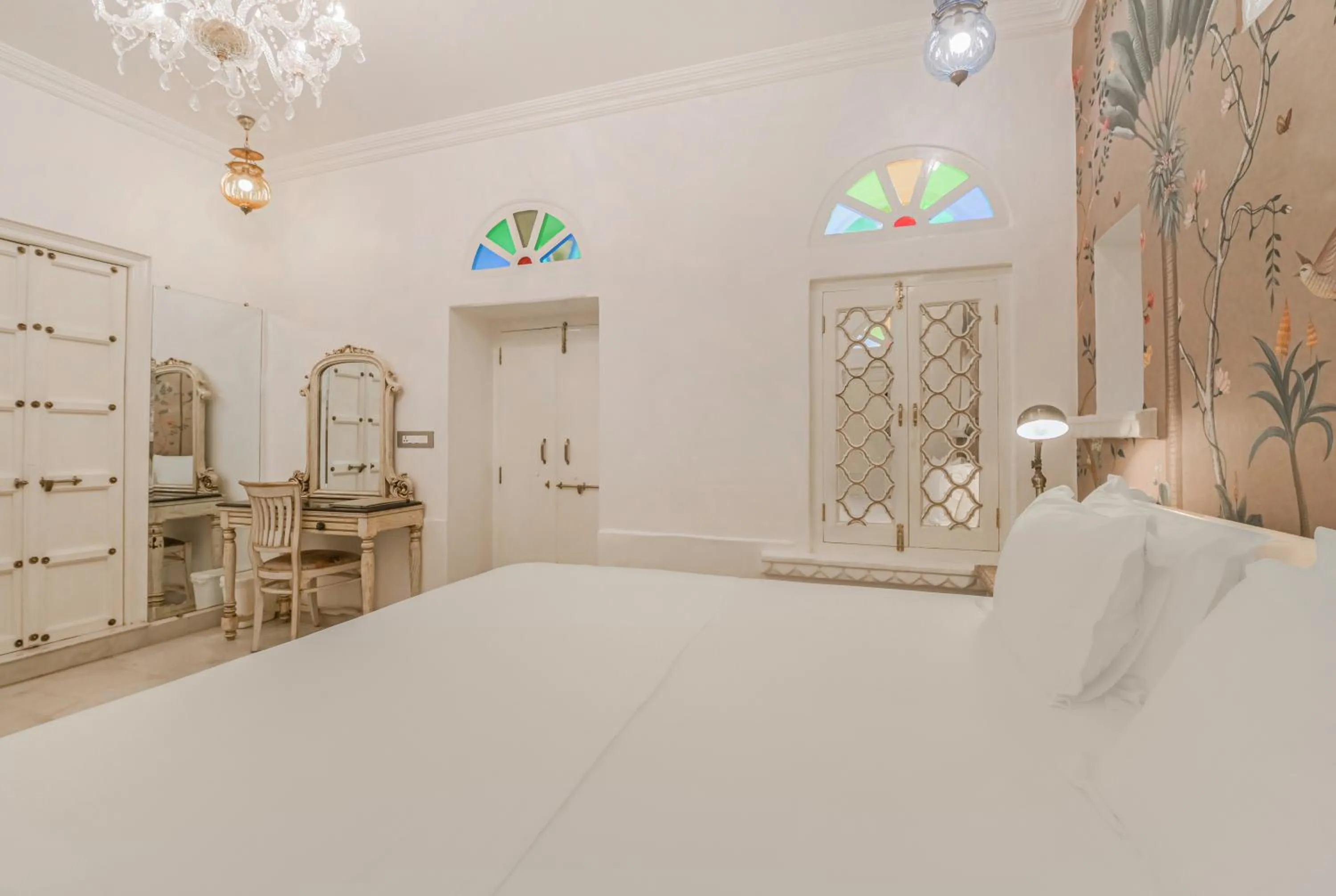 Photo of the whole room, Bed in Jagat Niwas Palace