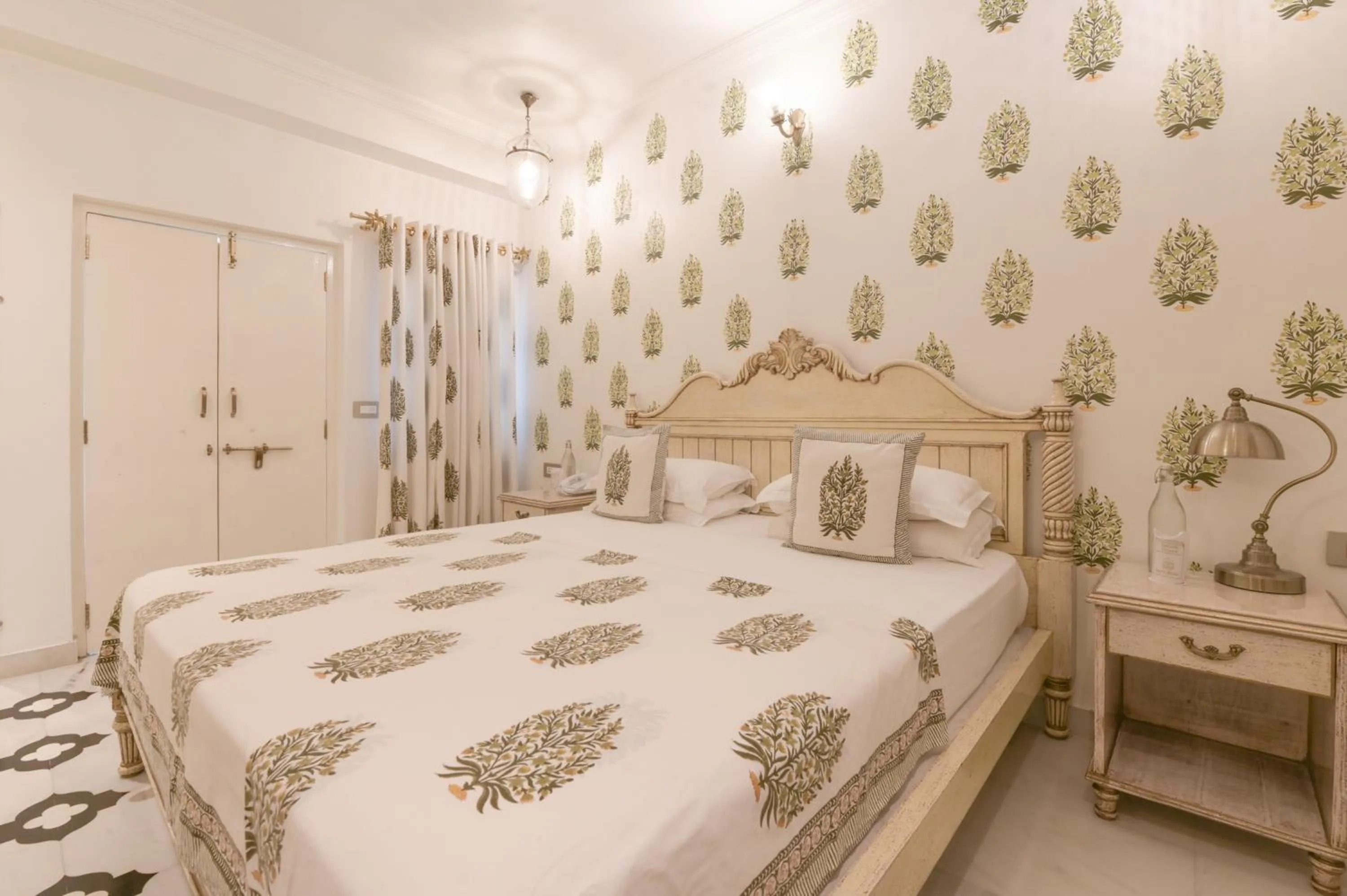 Bed in Jagat Niwas Palace