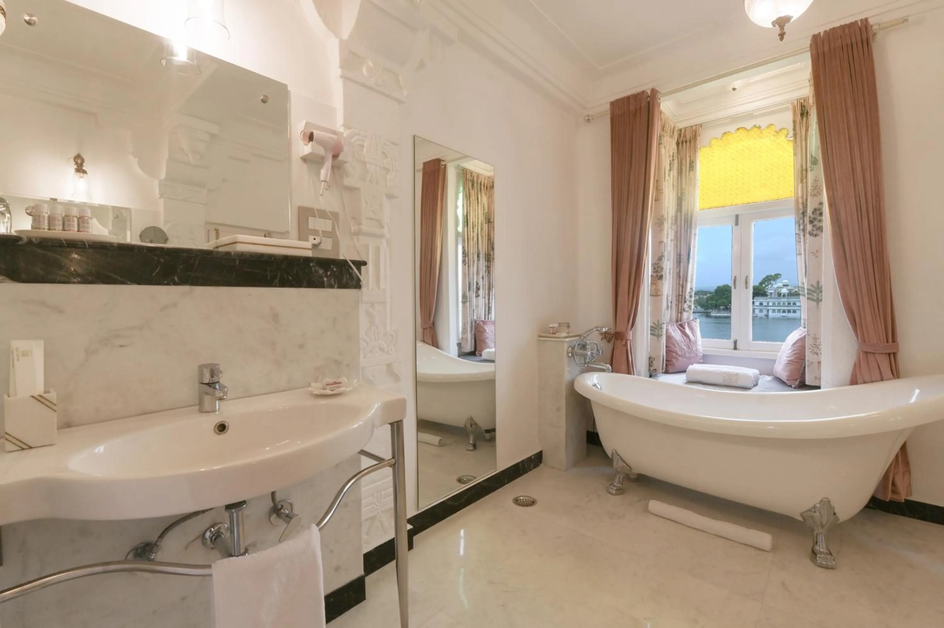 Bathroom in Jagat Niwas Palace