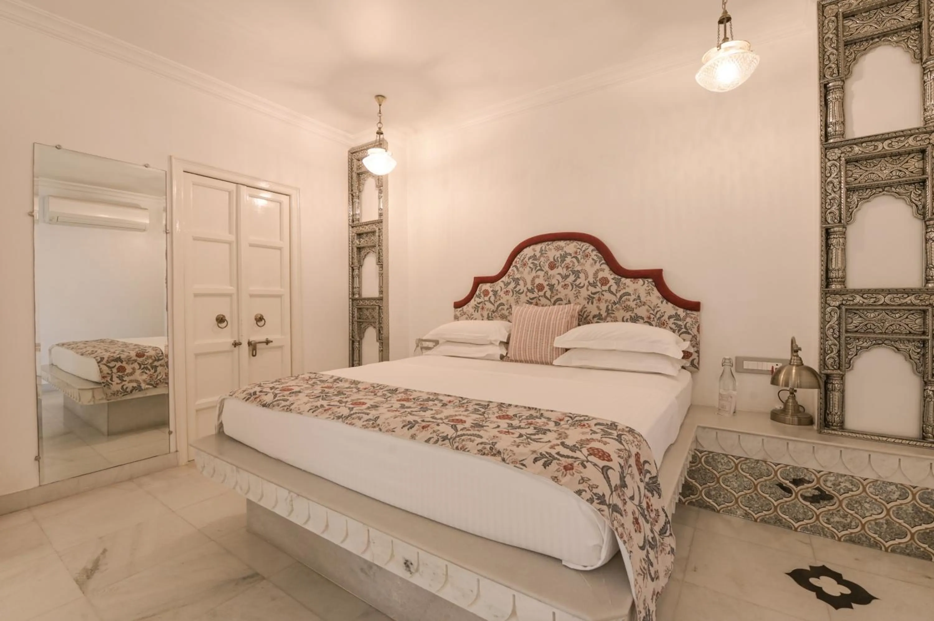 Bed in Jagat Niwas Palace