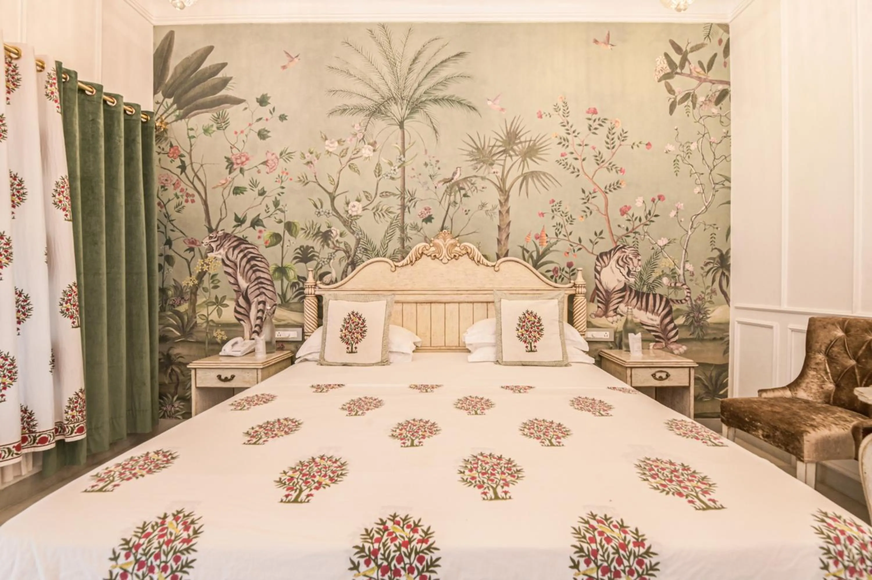 Bed in Jagat Niwas Palace