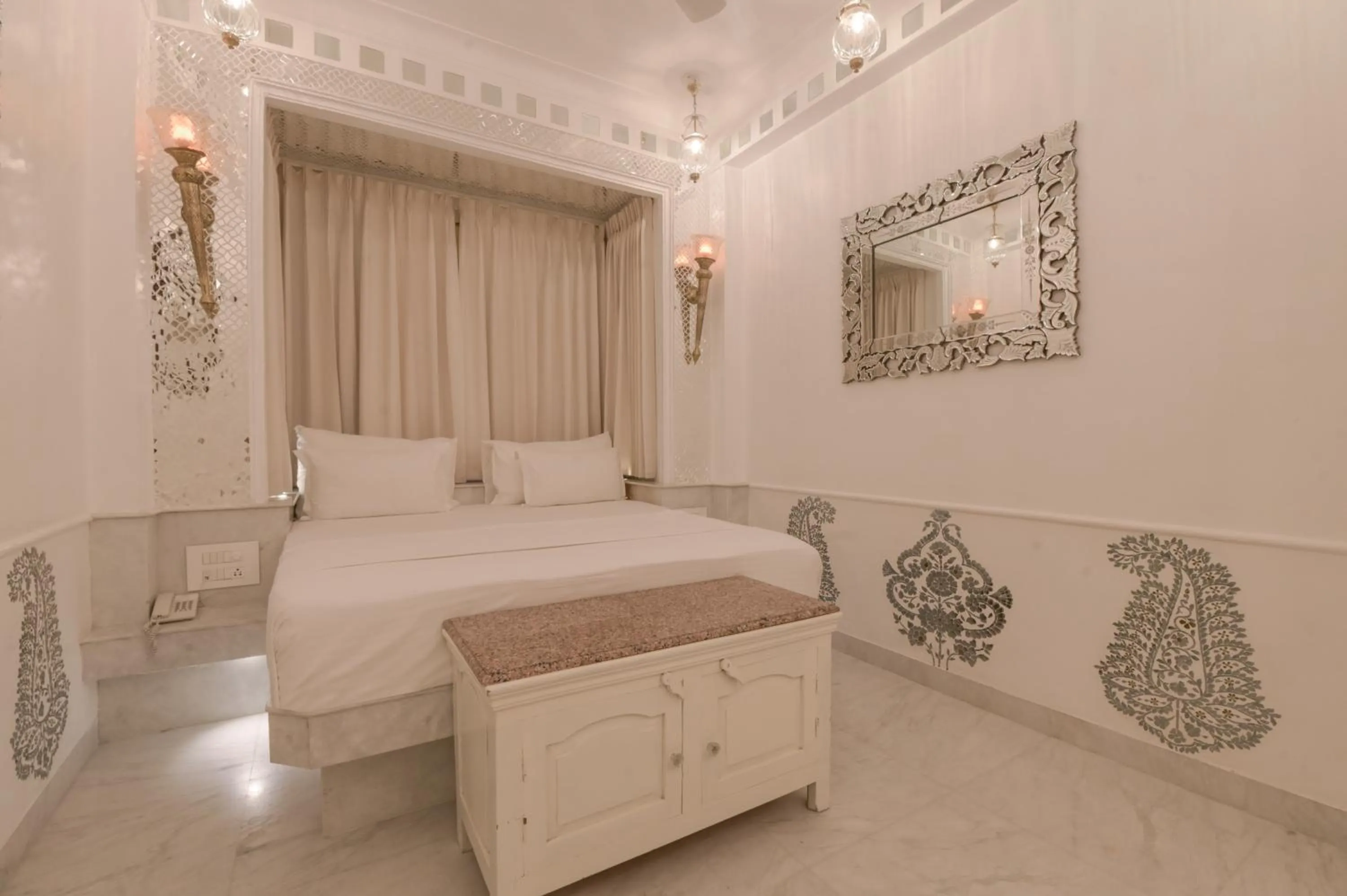 Bed in Jagat Niwas Palace