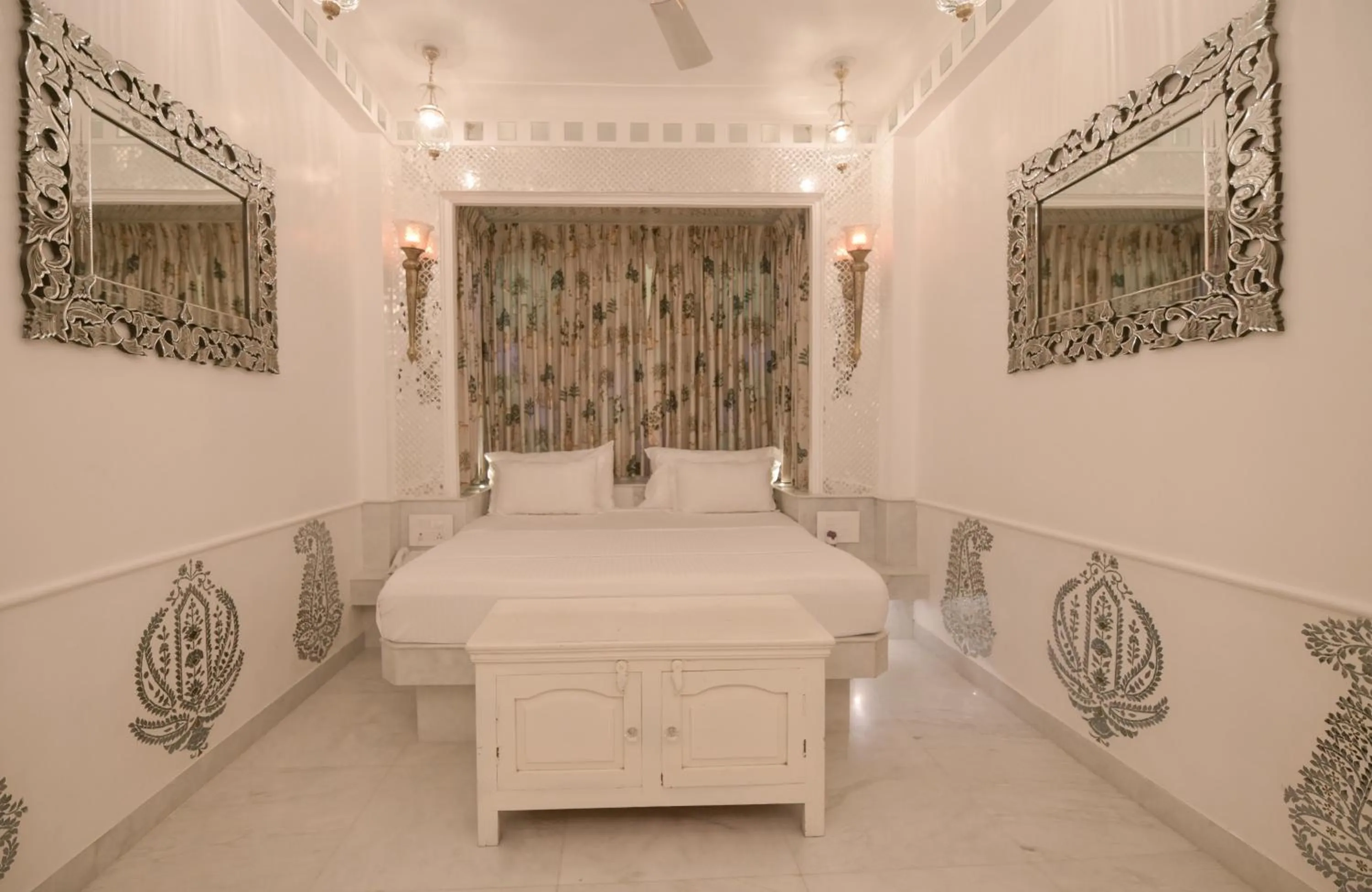 Bedroom, Bed in Jagat Niwas Palace