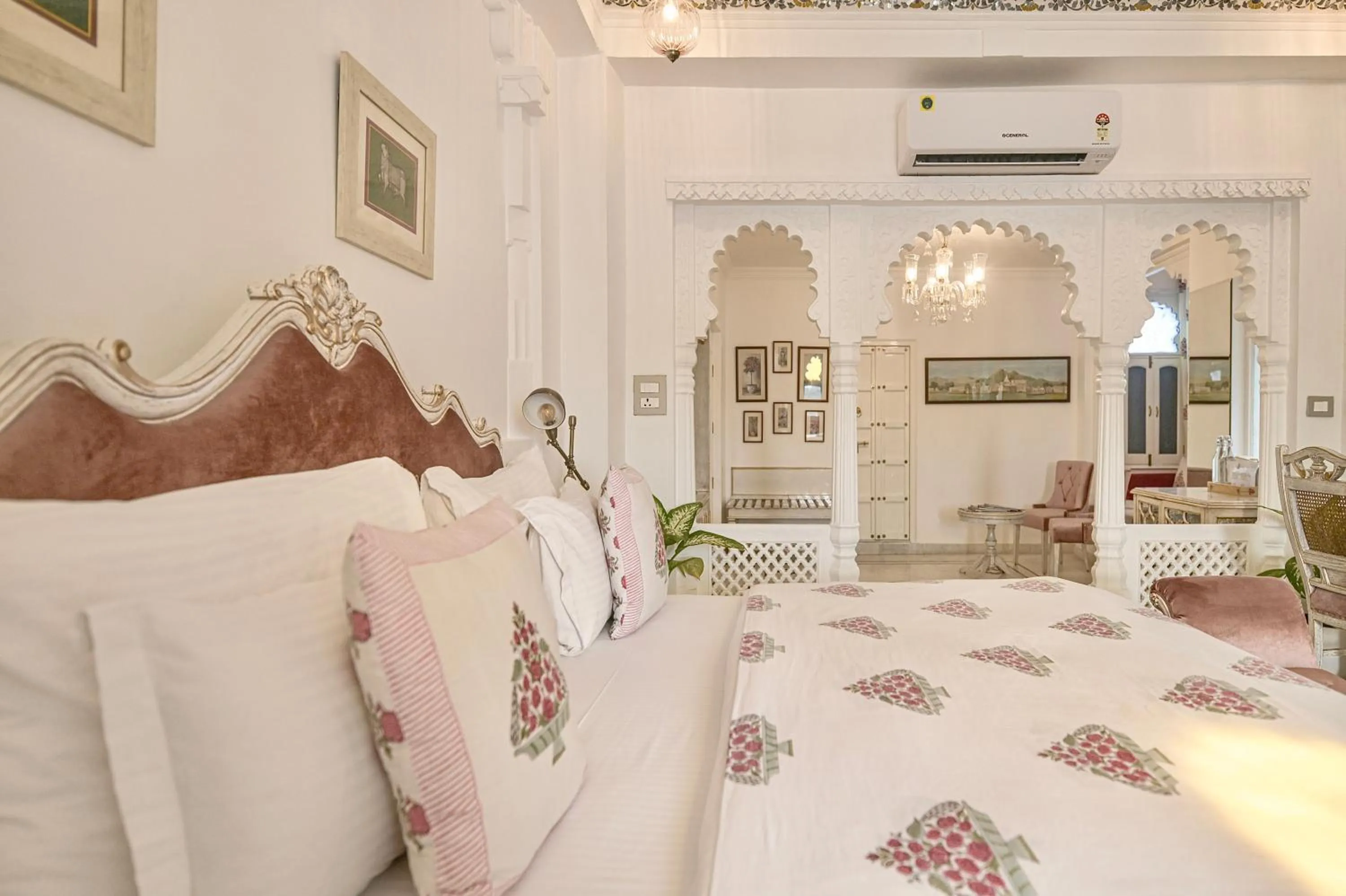 Bed in Jagat Niwas Palace