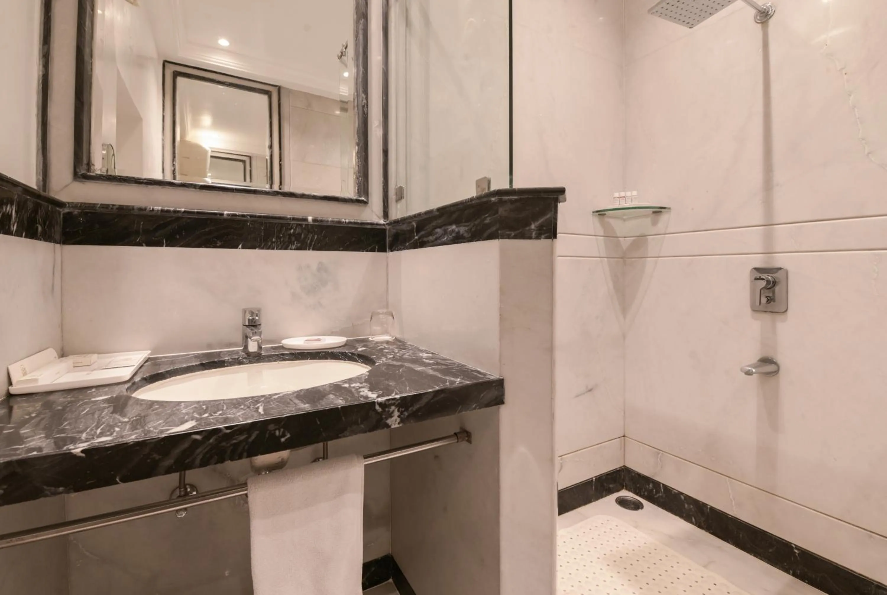 Bathroom in Jagat Niwas Palace