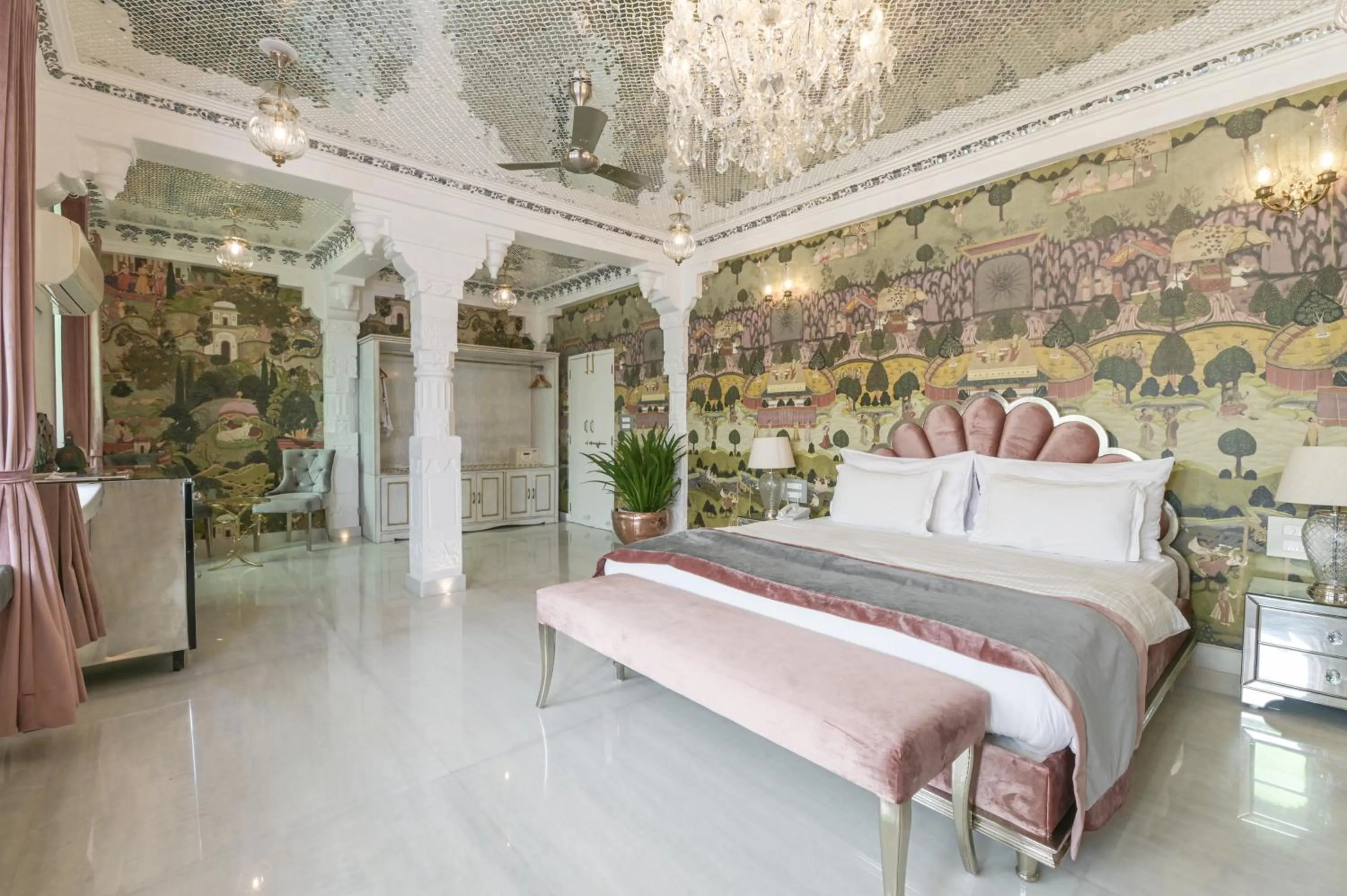 Bed in Jagat Niwas Palace