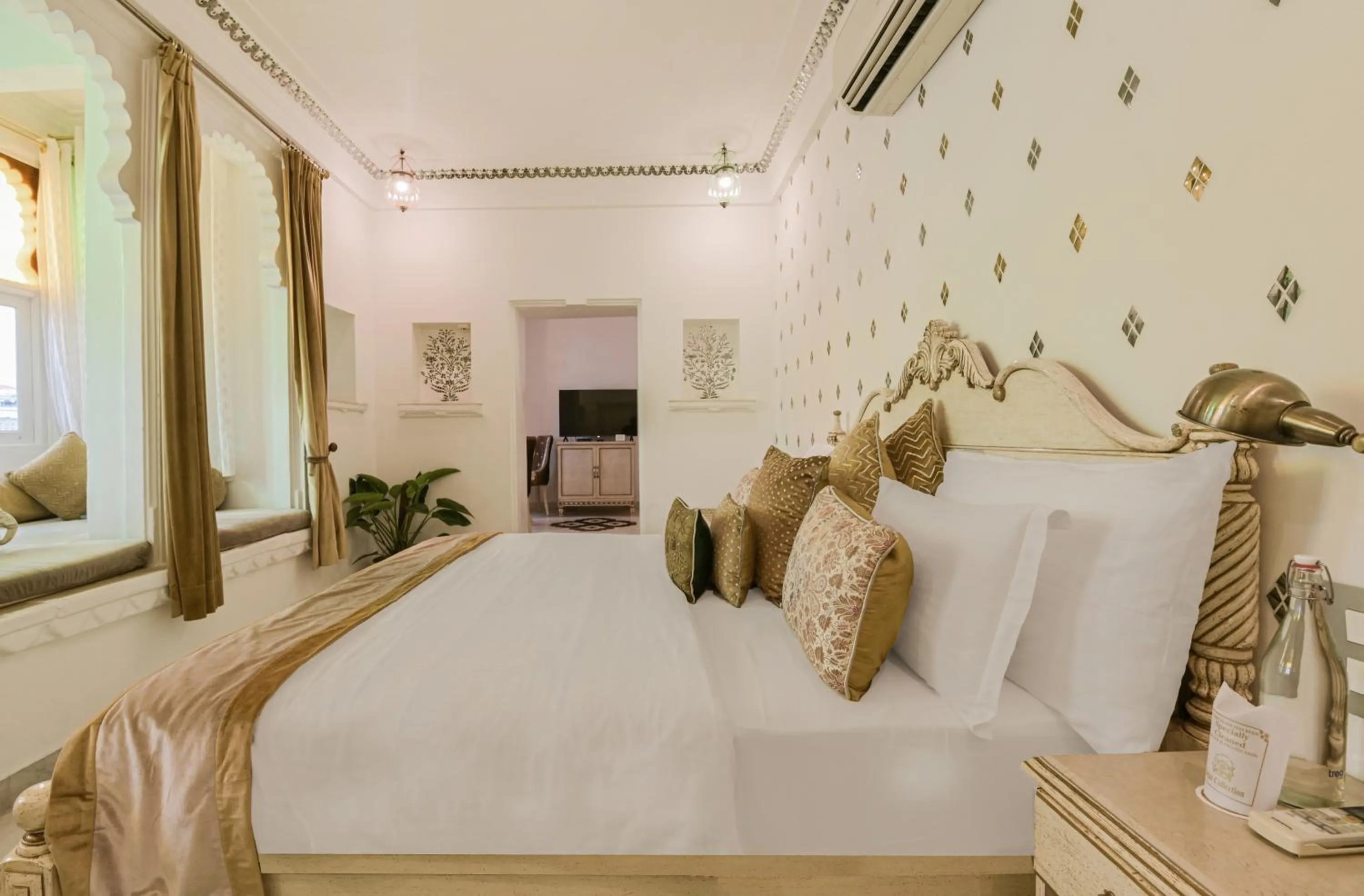 Bed in Jagat Niwas Palace