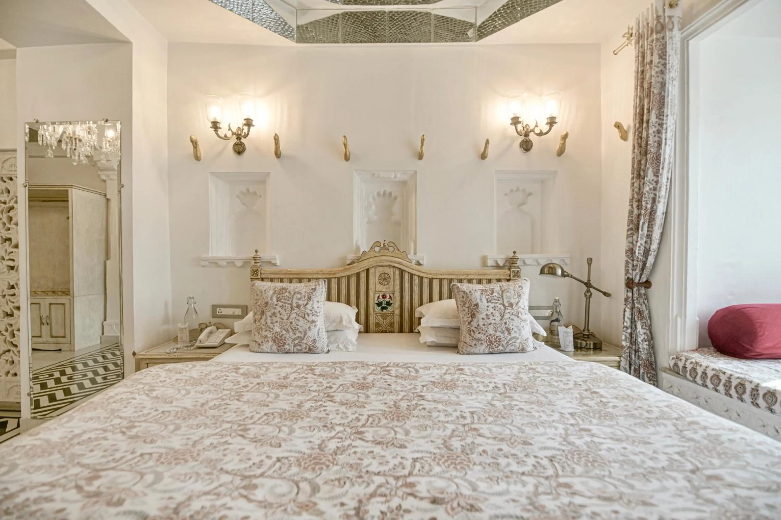 Bed in Jagat Niwas Palace