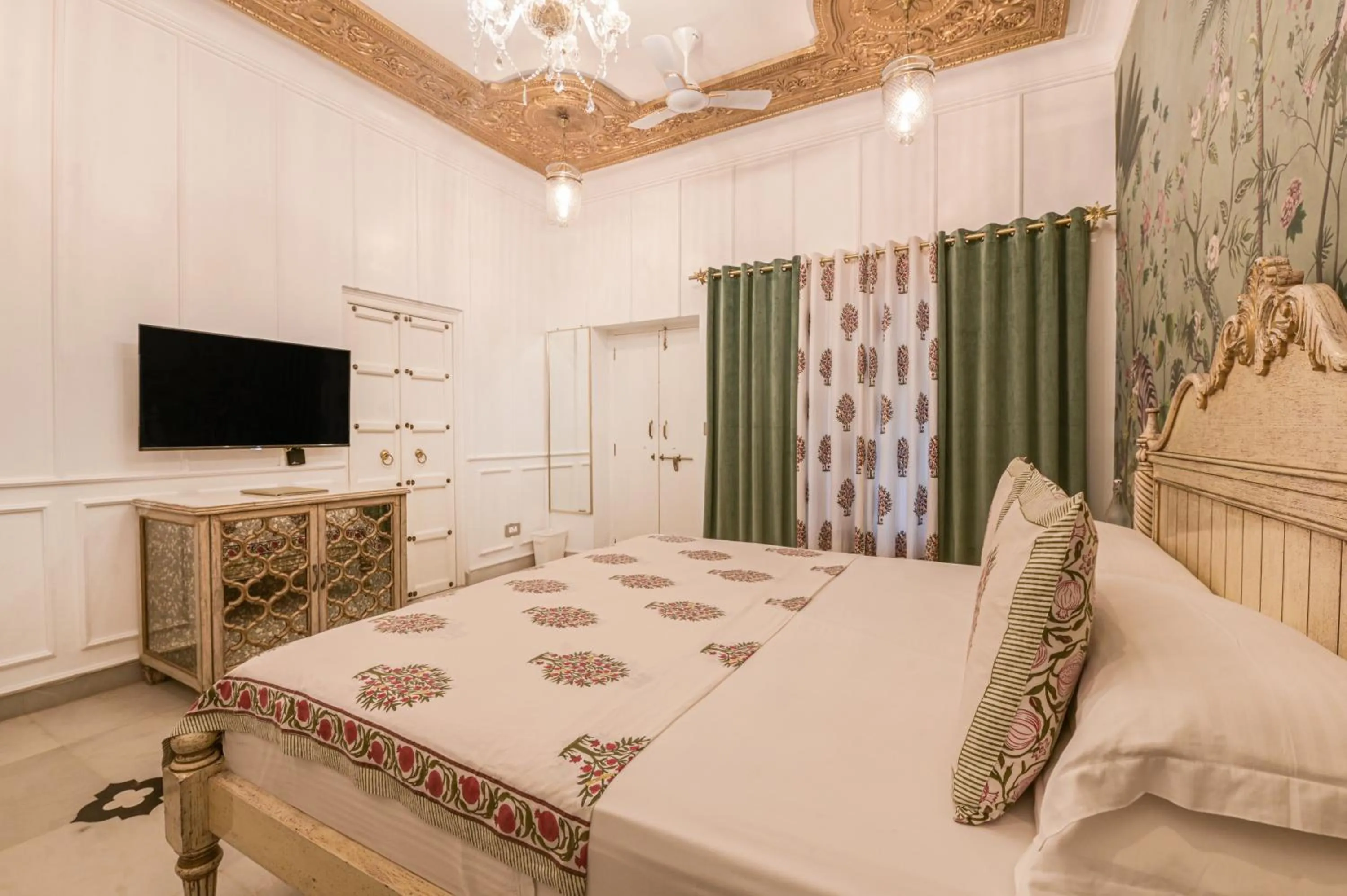 Bed in Jagat Niwas Palace