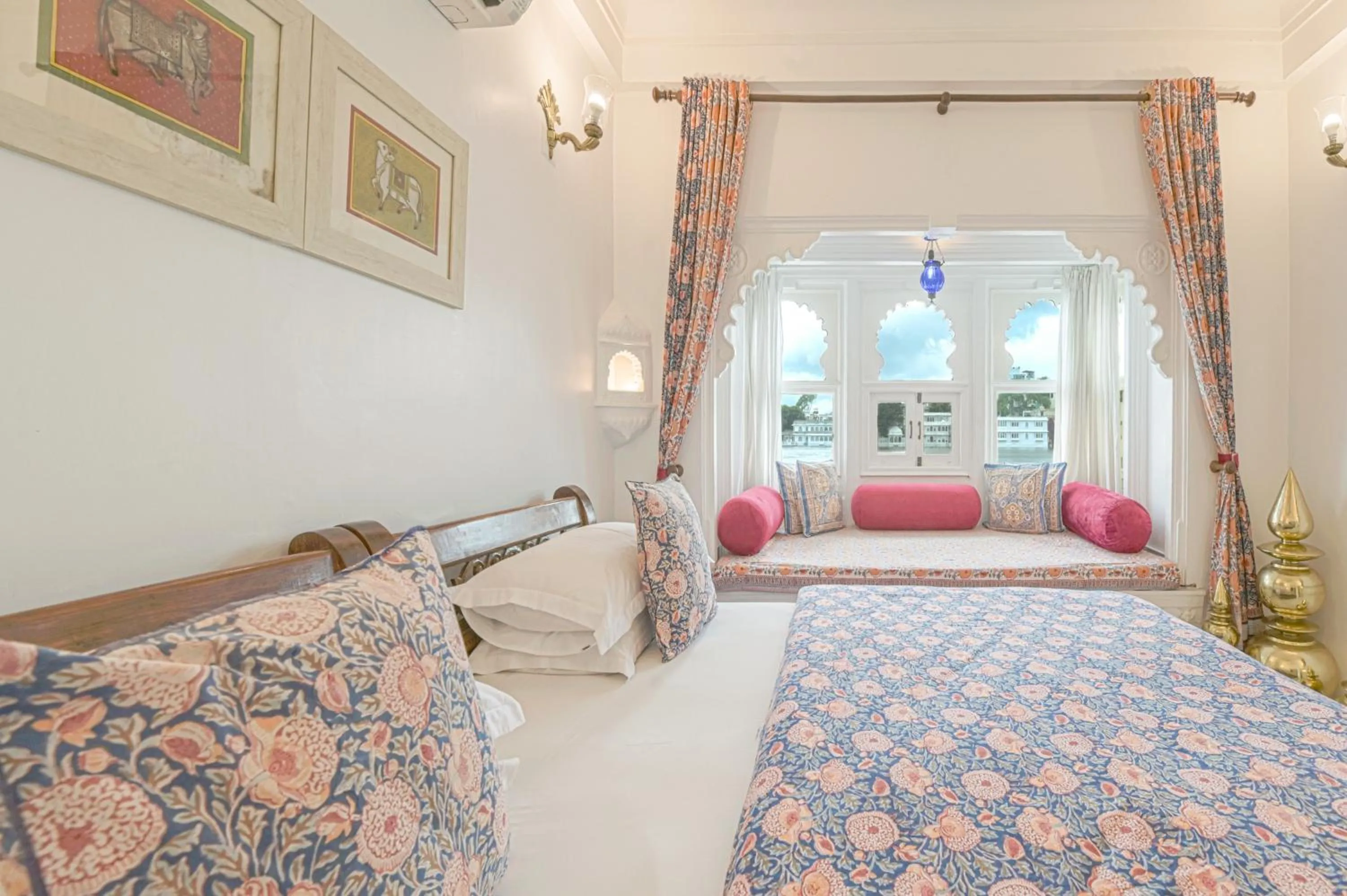 Bed in Jagat Niwas Palace