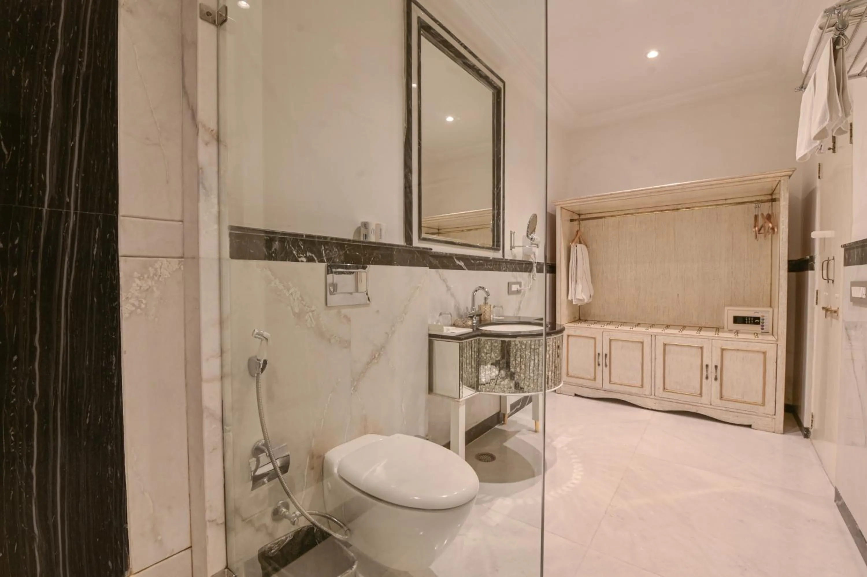 Bathroom in Jagat Niwas Palace