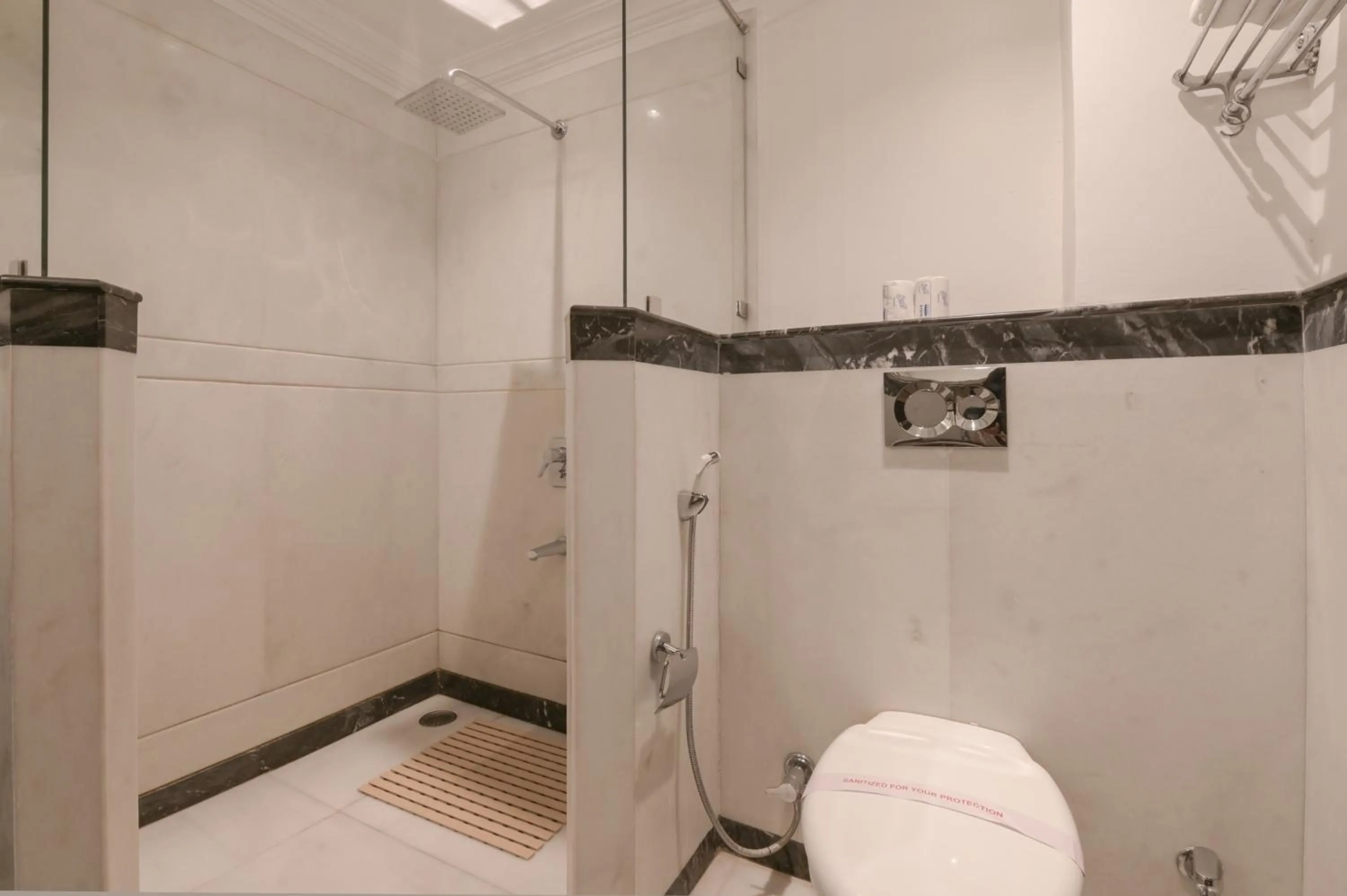 Shower in Jagat Niwas Palace