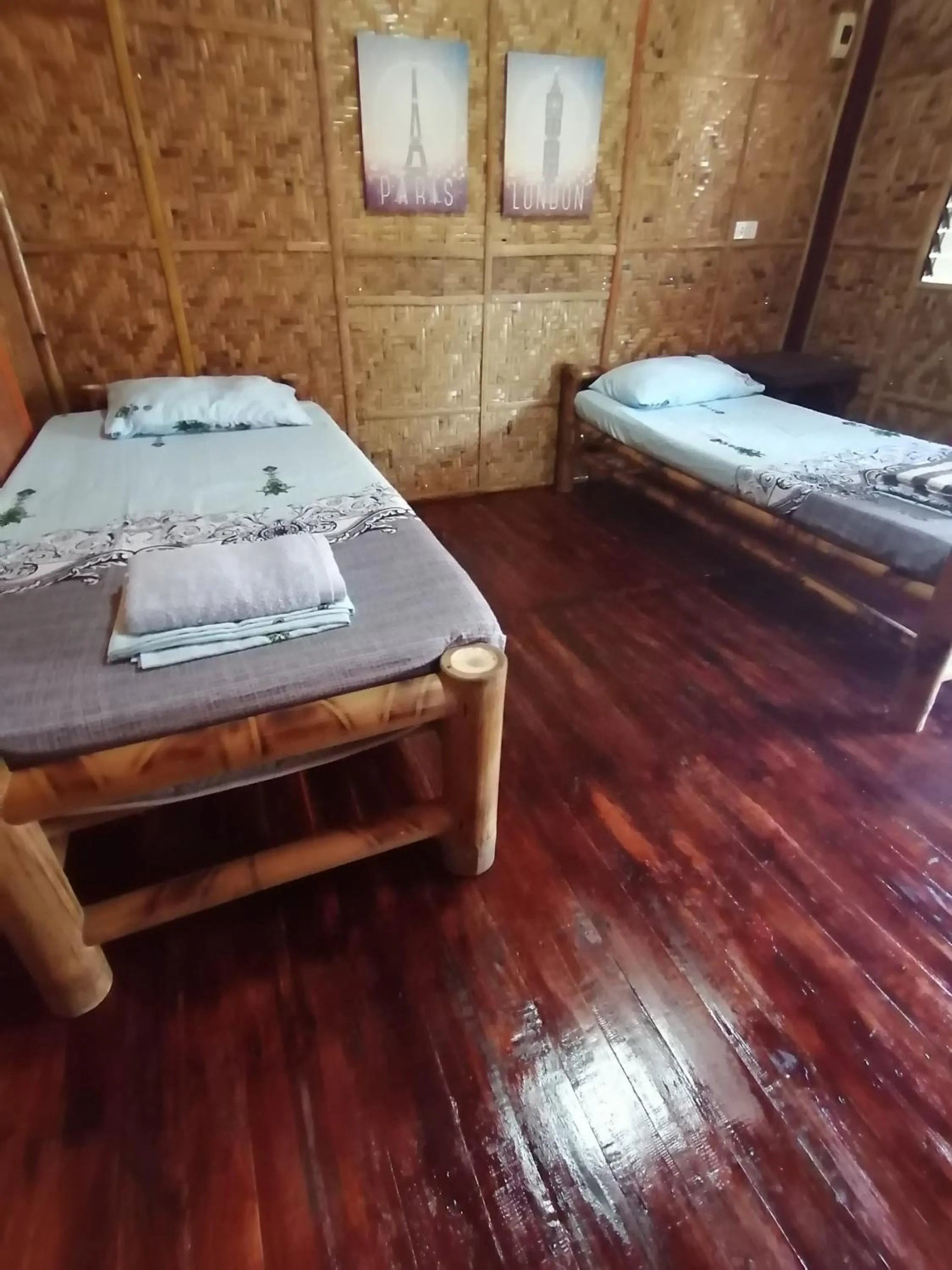 Photo of the whole room, Bed in Walkerz Inn