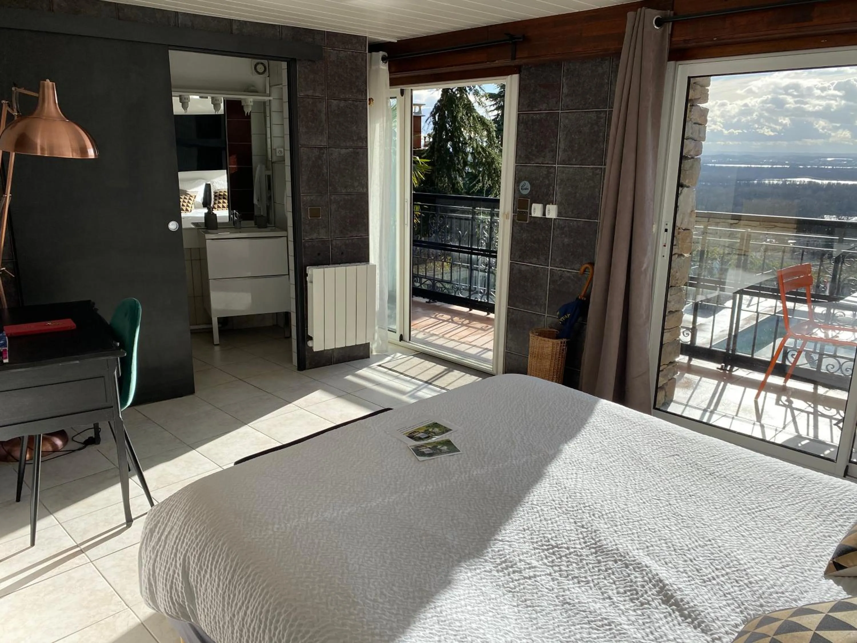 Photo of the whole room, Bed in La Villa du Rhône