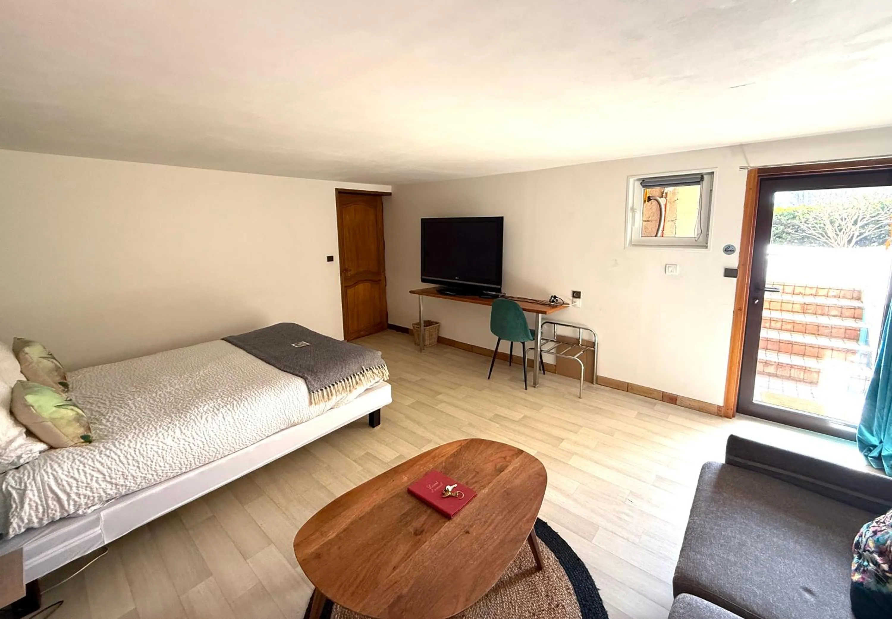 Photo of the whole room, Bed in La Villa du Rhône