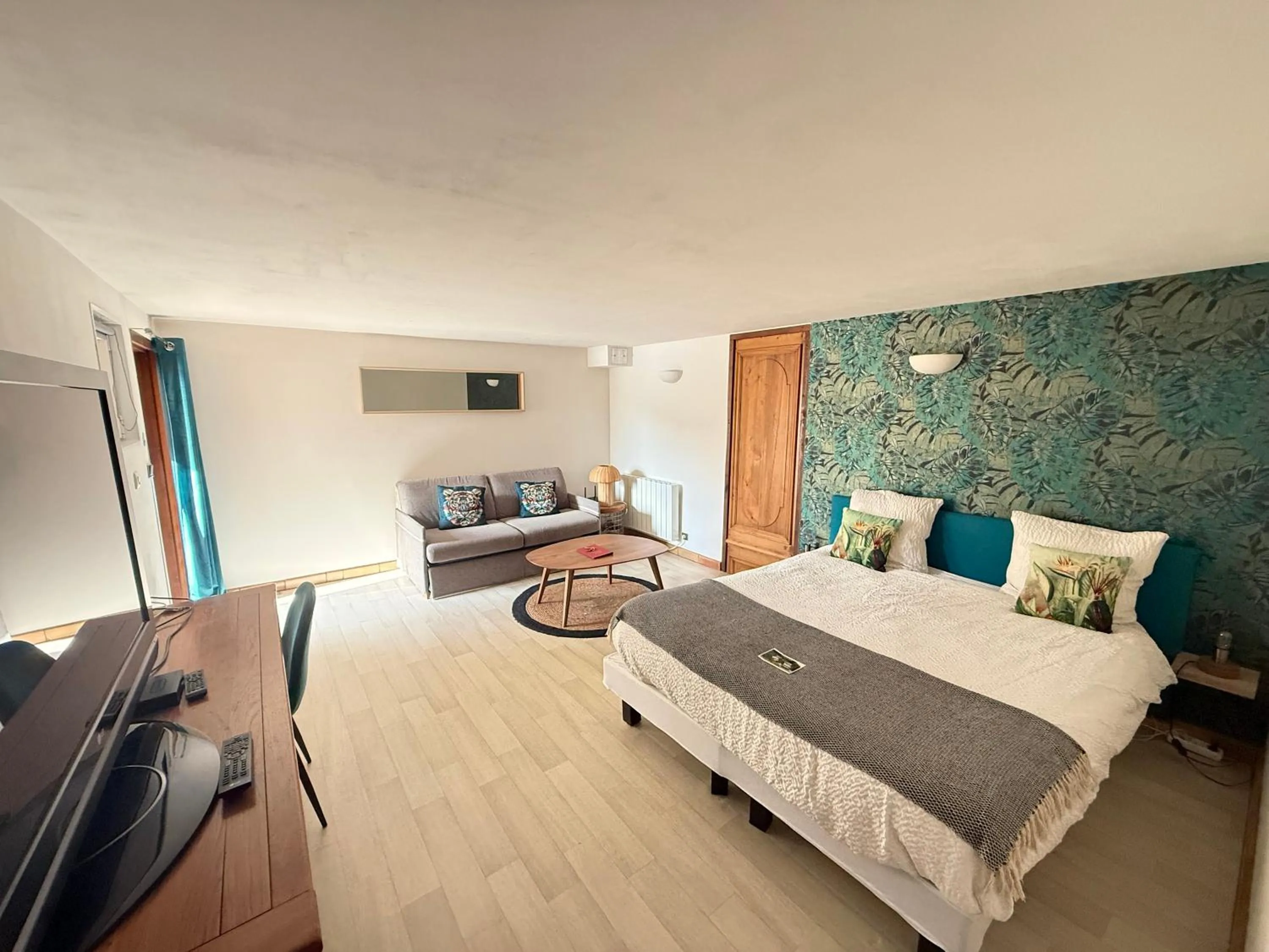 Photo of the whole room, Bed in La Villa du Rhône