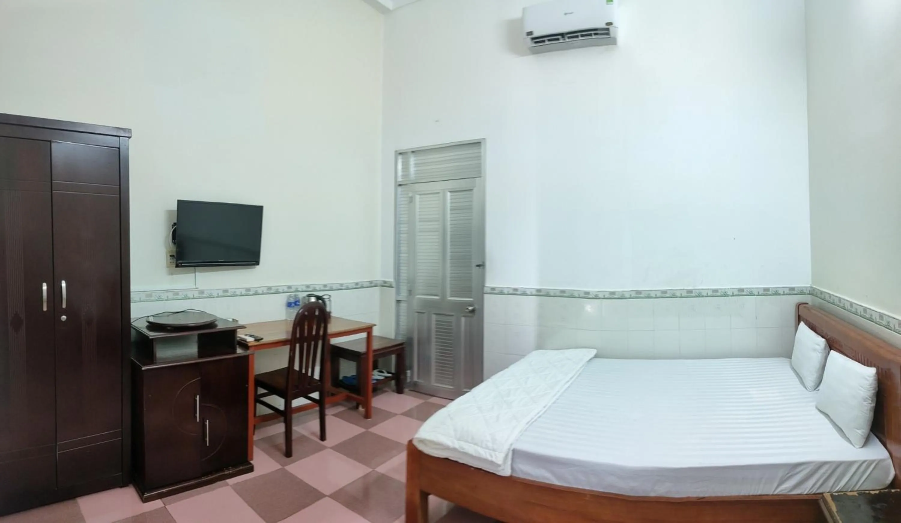 Bedroom, Bed in Khách Sạn Ngọc Hân