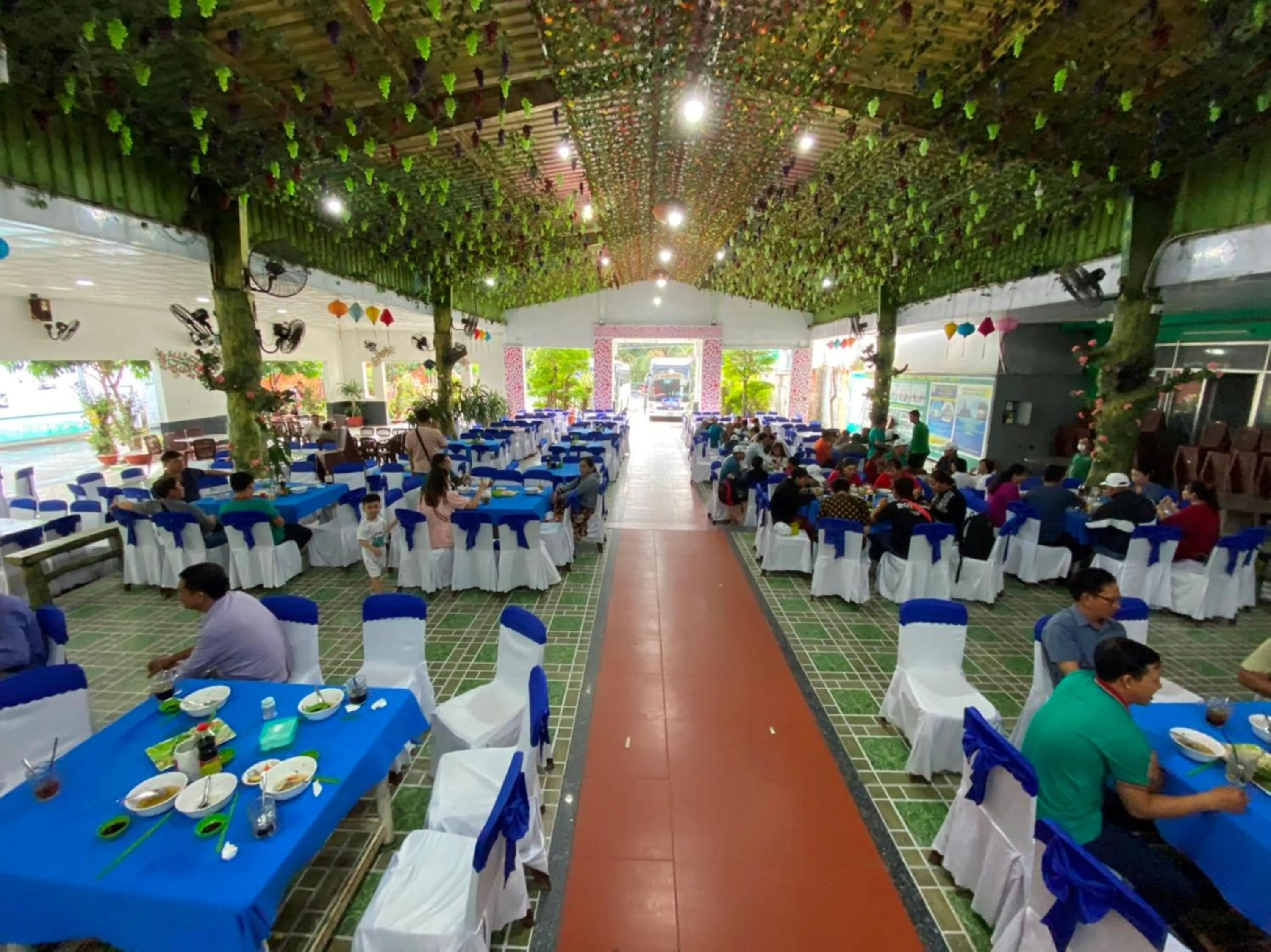 group of guests in Khách Sạn Ngọc Hân