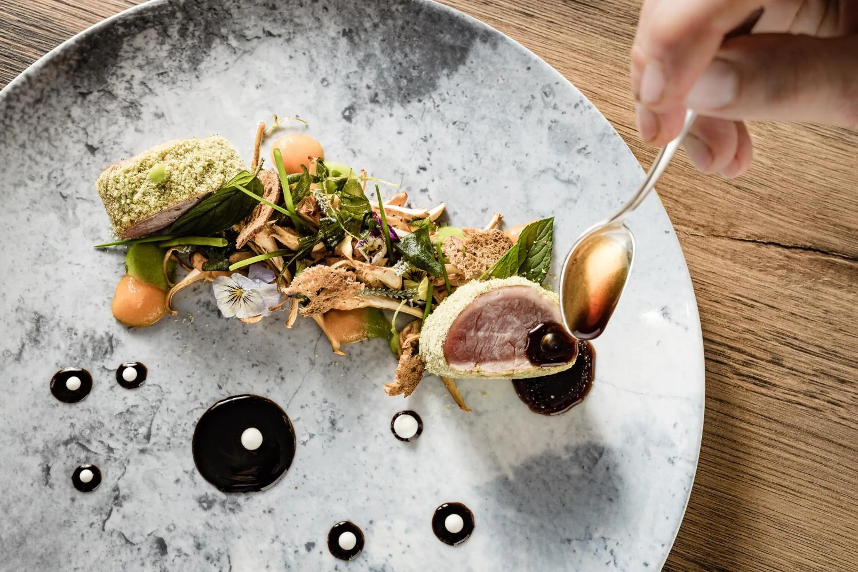 Food and drinks in ArtHotel Anterleghes - Gardenahotels