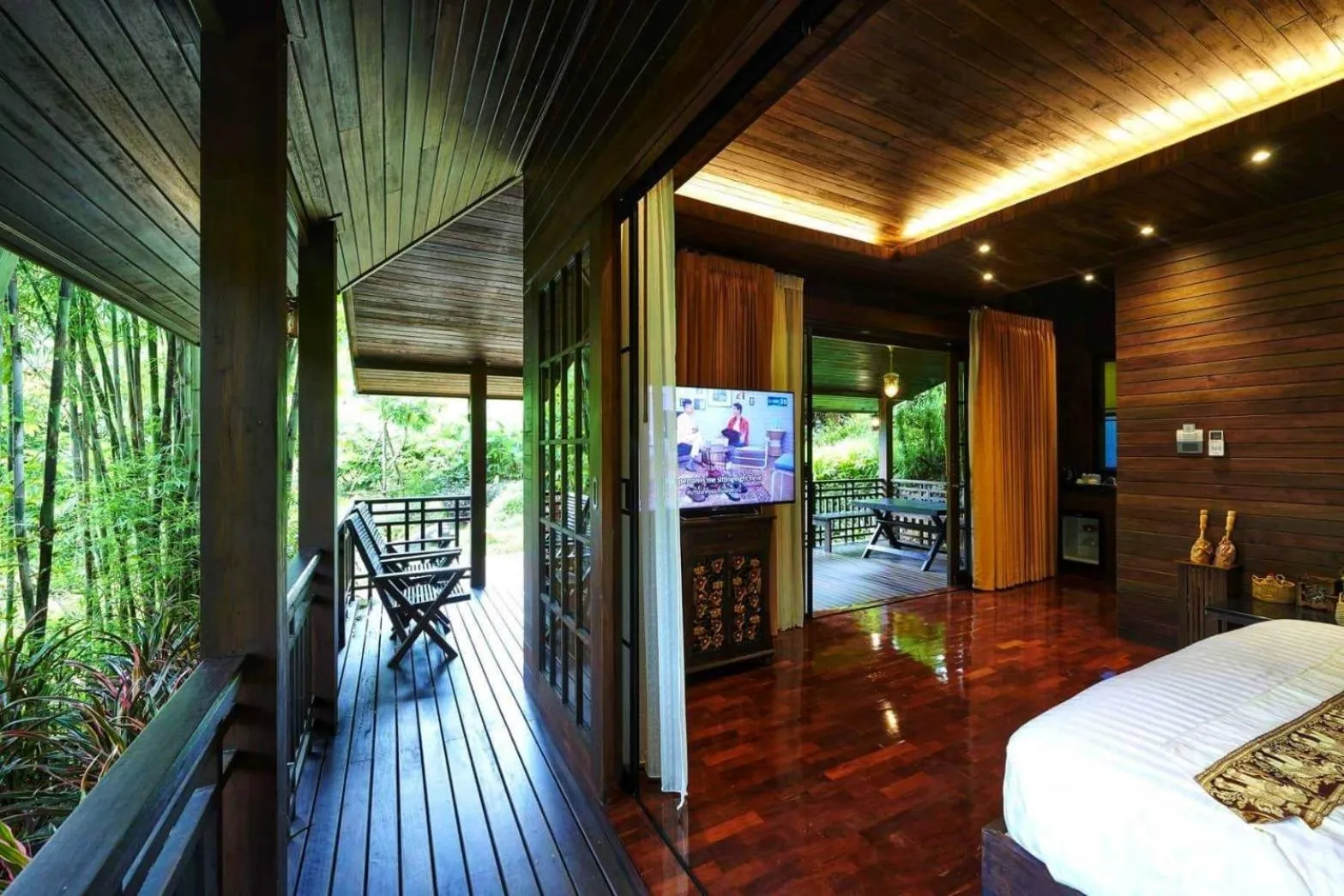 Balcony/Terrace, Bed in คุ้มสะเมิง-Samoeng Center