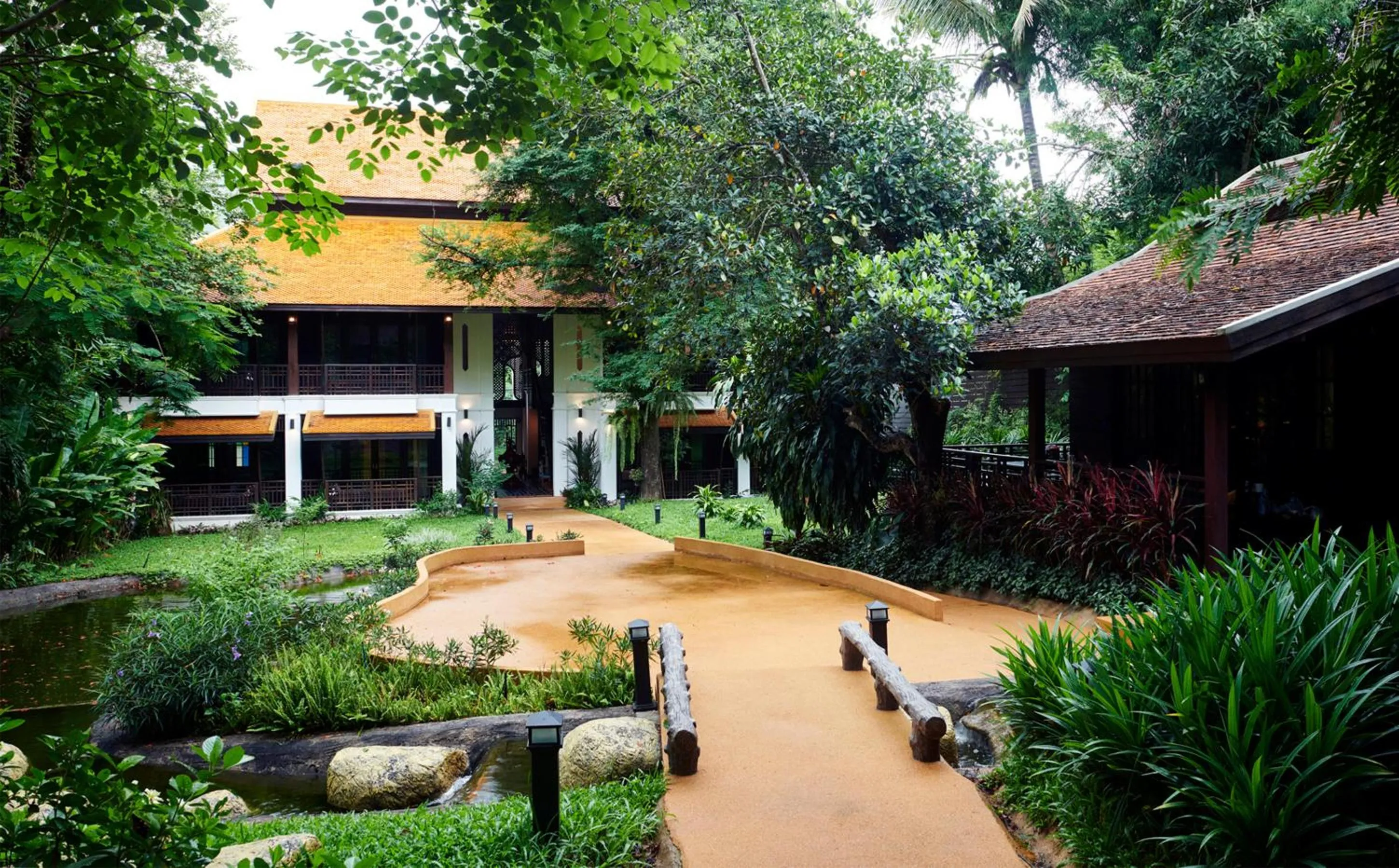 Facade/entrance in คุ้มสะเมิง-Samoeng Center