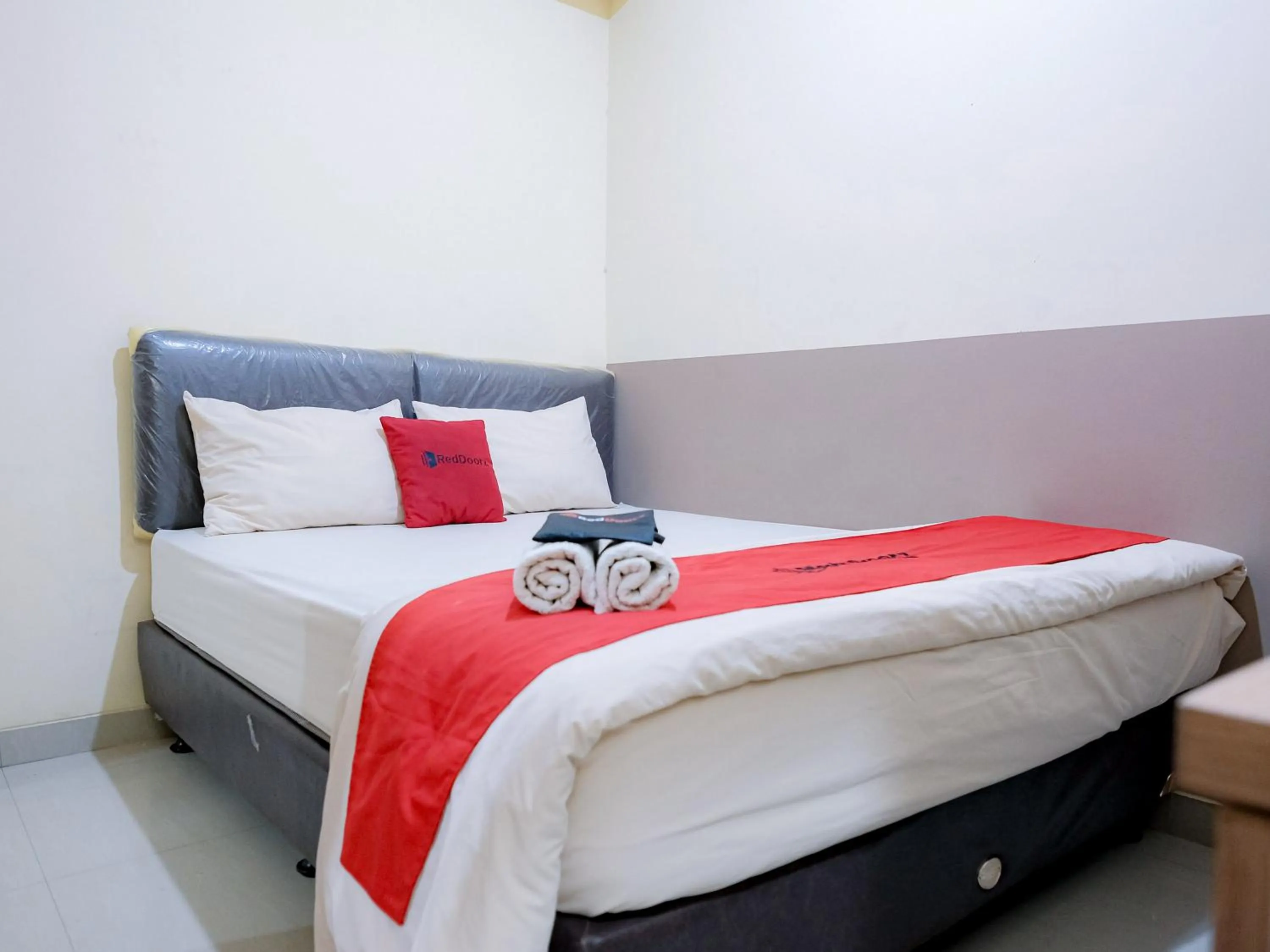 Bedroom, Bed in RedDoorz @ Jalan Biak Roxy Jakarta
