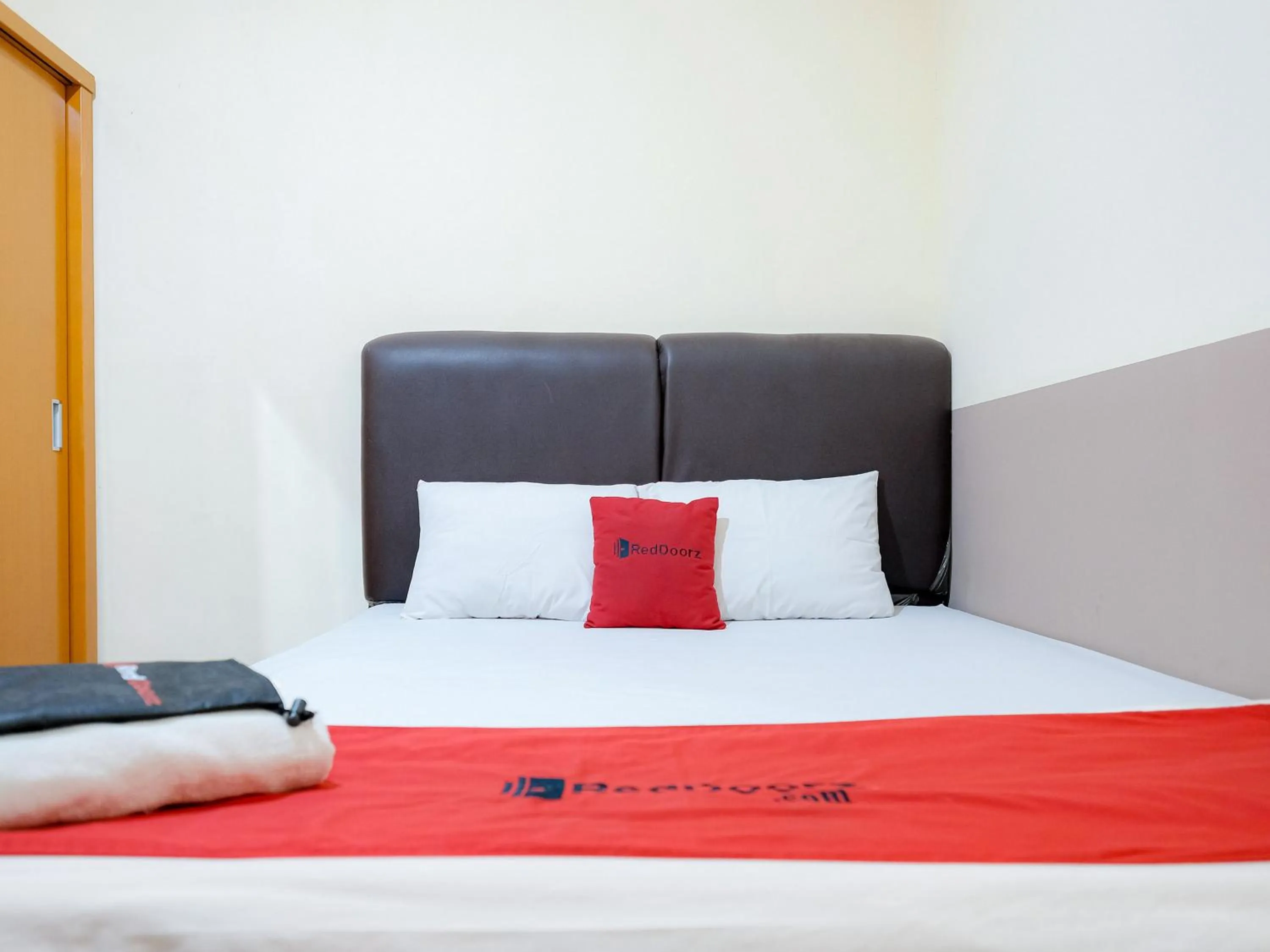 Bedroom, Bed in RedDoorz @ Jalan Biak Roxy Jakarta