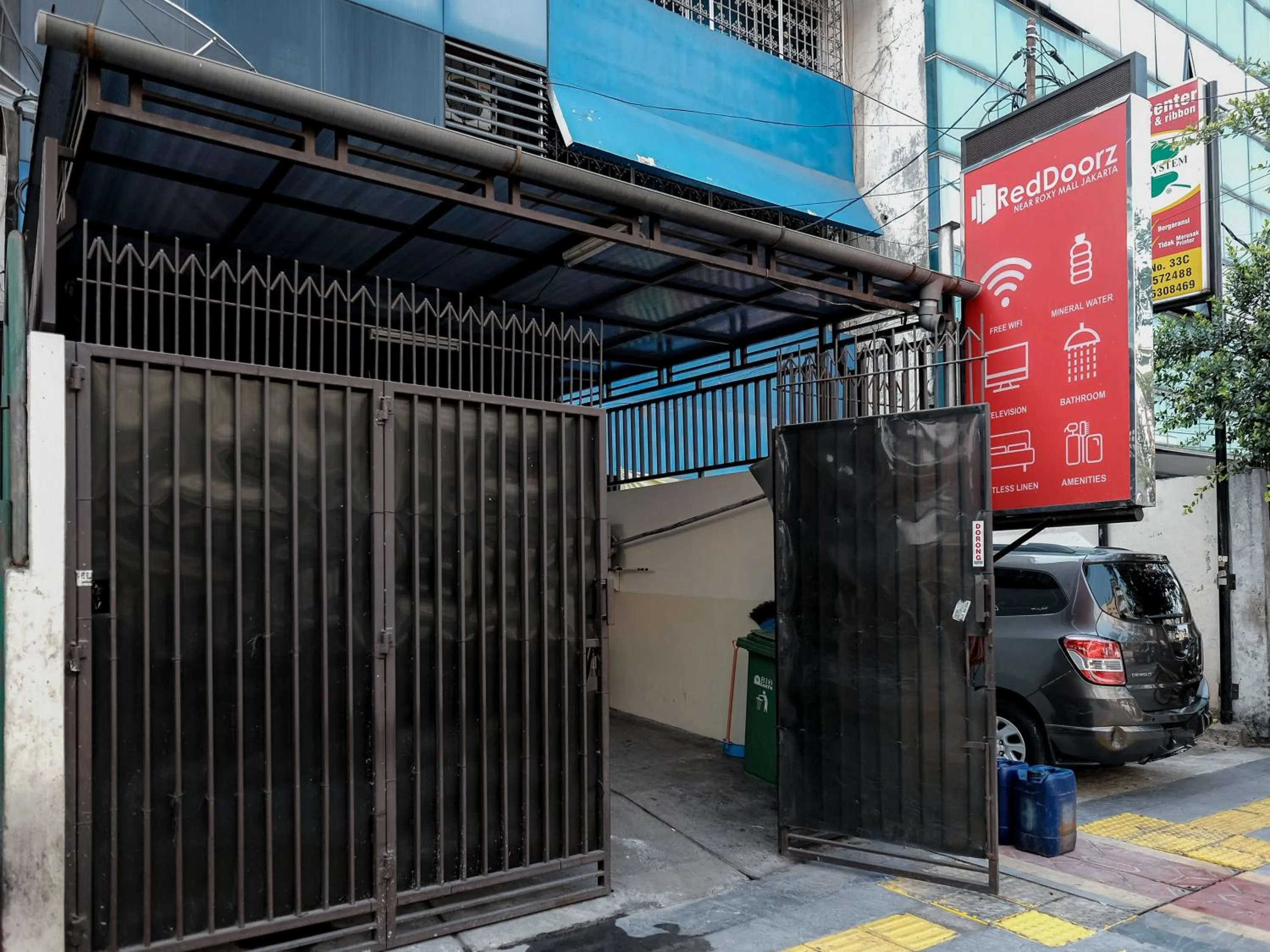 Facade/entrance in RedDoorz @ Jalan Biak Roxy Jakarta